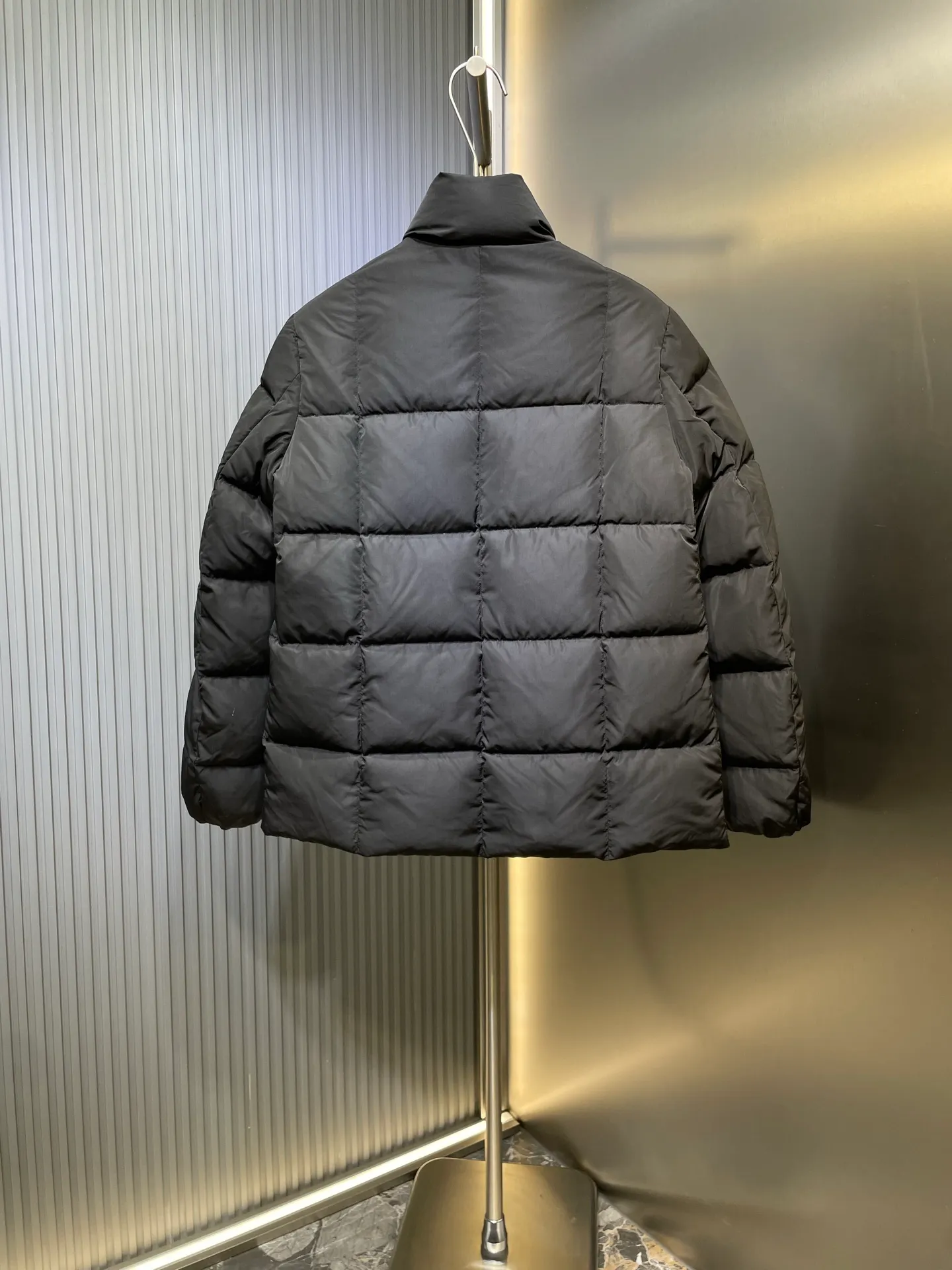 P730 MONCLER 25FW new autumn and winter product Cochevinne women's square quilted down jacket Cochevinne short down jacket reinterprets the classic design, with smooth surface and texture in sharp contrast.  Made of polyester fabric with a beautiful matte finish and soft feel.  Decorated with a quilted geometric pattern for a unique visual effect.  Made of polyester Longue saison lining with down filling Snap-button closure Zippered pockets Leather logo patch Size guide: Regular fit Firm shoulders Flared waist and hips Size: s m l