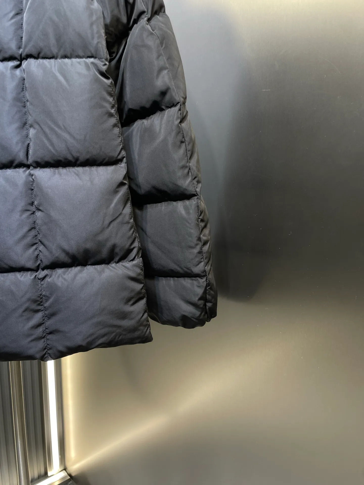 P730 MONCLER 25FW new autumn and winter product Cochevinne women's square quilted down jacket Cochevinne short down jacket reinterprets the classic design, with smooth surface and texture in sharp contrast.  Made of polyester fabric with a beautiful matte finish and soft feel.  Decorated with a quilted geometric pattern for a unique visual effect.  Made of polyester Longue saison lining with down filling Snap-button closure Zippered pockets Leather logo patch Size guide: Regular fit Firm shoulders Flared waist and hips Size: s m l