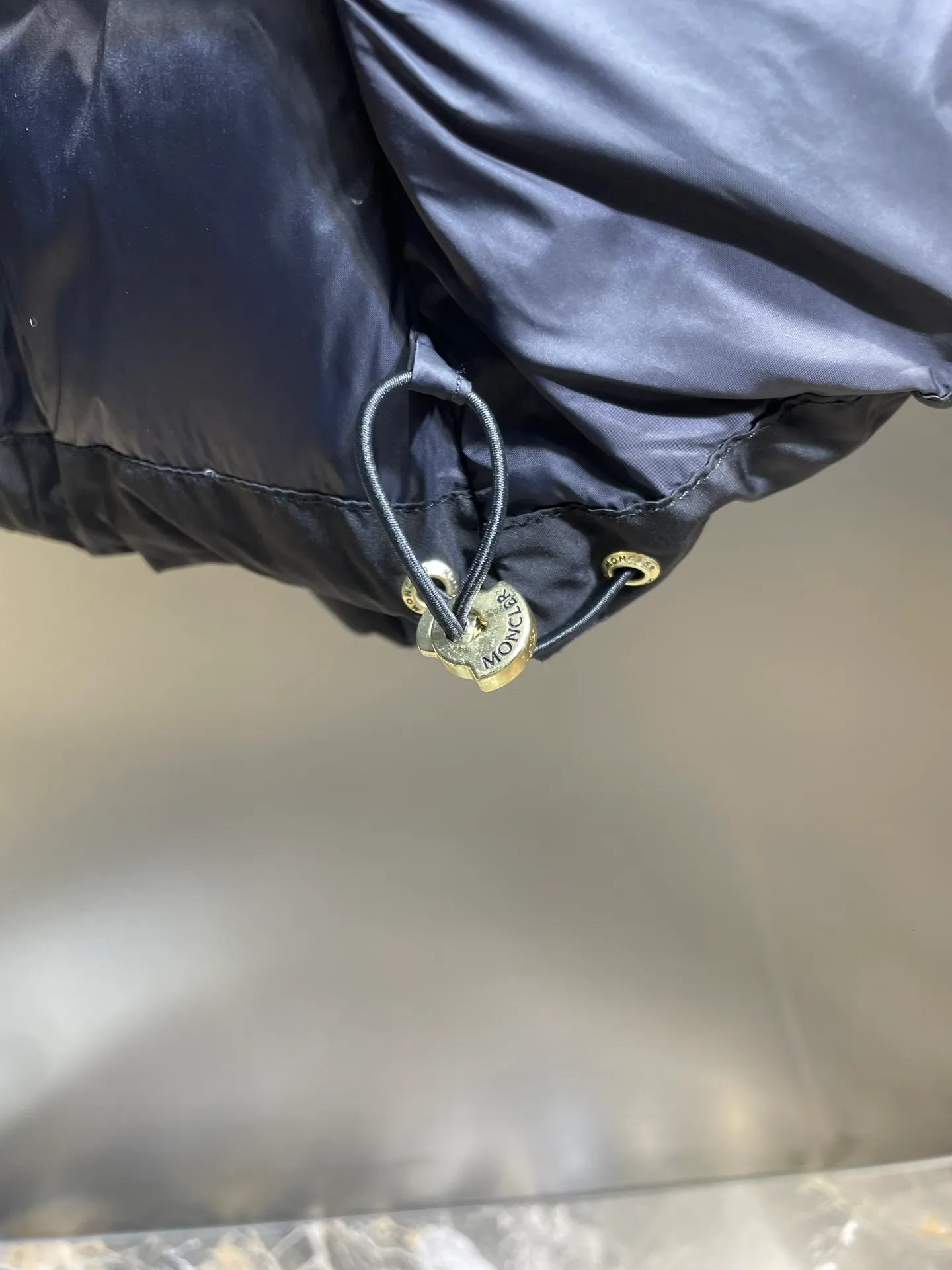 P730 MONCLER 25FW new autumn and winter product Cochevinne women's square quilted down jacket Cochevinne short down jacket reinterprets the classic design, with smooth surface and texture in sharp contrast.  Made of polyester fabric with a beautiful matte finish and soft feel.  Decorated with a quilted geometric pattern for a unique visual effect.  Made of polyester Longue saison lining with down filling Snap-button closure Zippered pockets Leather logo patch Size guide: Regular fit Firm shoulders Flared waist and hips Size: s m l