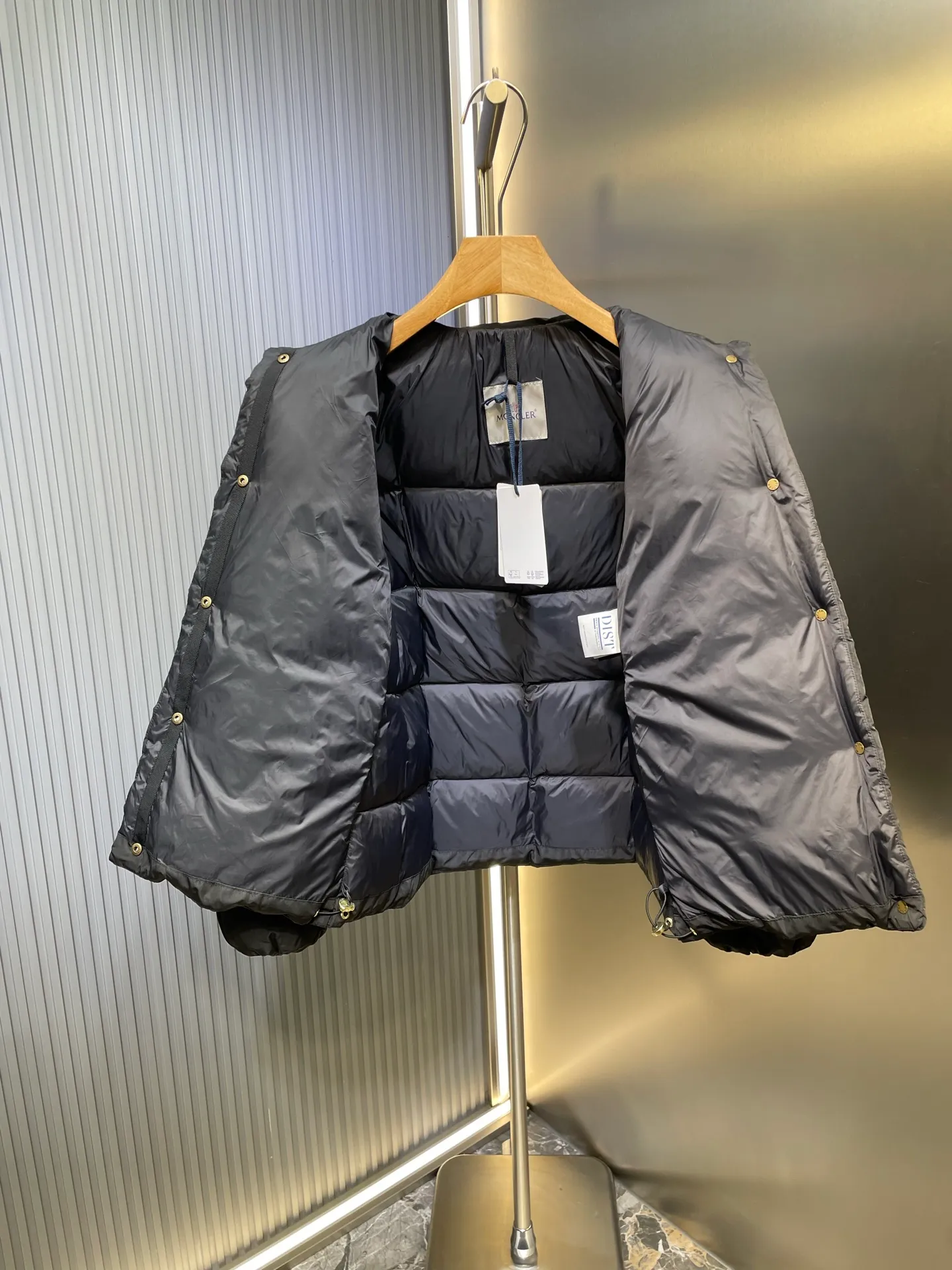 P730 MONCLER 25FW new autumn and winter product Cochevinne women's square quilted down jacket Cochevinne short down jacket reinterprets the classic design, with smooth surface and texture in sharp contrast.  Made of polyester fabric with a beautiful matte finish and soft feel.  Decorated with a quilted geometric pattern for a unique visual effect.  Made of polyester Longue saison lining with down filling Snap-button closure Zippered pockets Leather logo patch Size guide: Regular fit Firm shoulders Flared waist and hips Size: s m l