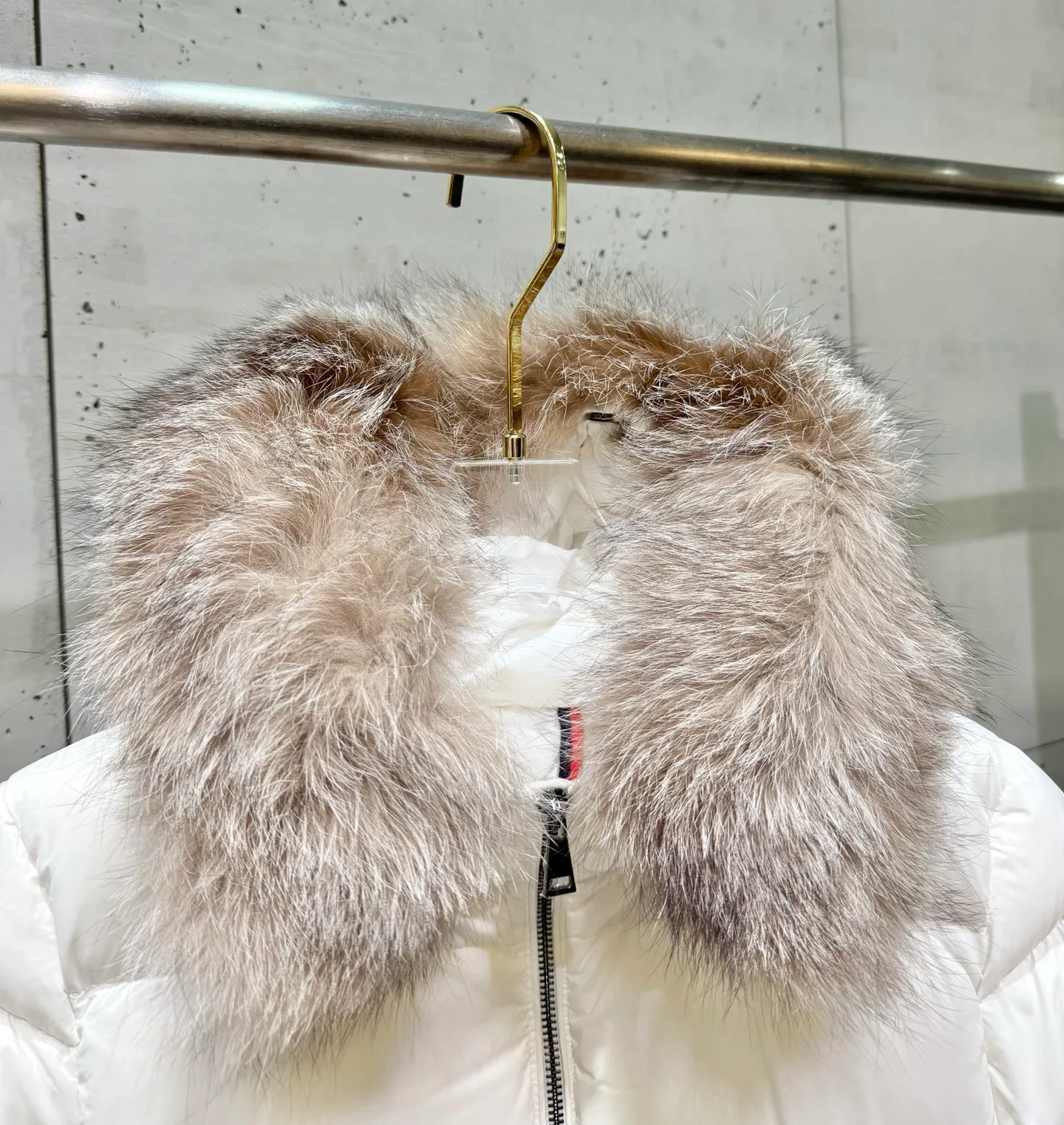 P1160 Moncler Boedic Long Women's Long Top Boedic long down combines exquisite materials and attention to details. Its timeless and elegant fashion design can provide you with a warm and caring wearing experience. The Boedic long down style features a waist-cinching belt to accentuate the feminine silhouette for a stylish winter look. Comfortable hood with rich fleece trim that can be easily removed to suit your mood and weather conditions Size : 1-4