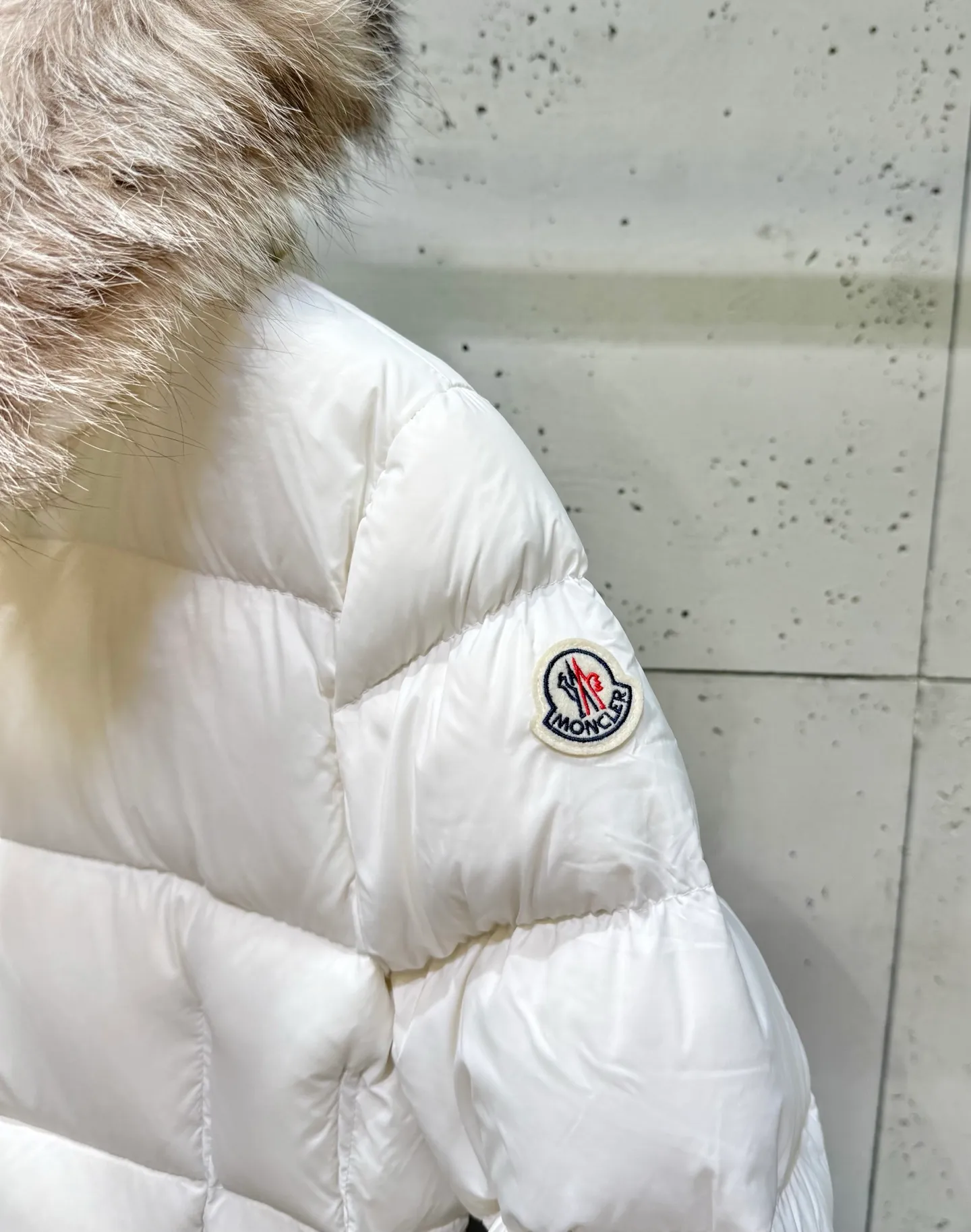 P1160 Moncler Boedic Long Women's Long Top Boedic long down combines exquisite materials and attention to details. Its timeless and elegant fashion design can provide you with a warm and caring wearing experience. The Boedic long down style features a waist-cinching belt to accentuate the feminine silhouette for a stylish winter look. Comfortable hood with rich fleece trim that can be easily removed to suit your mood and weather conditions Size : 1-4