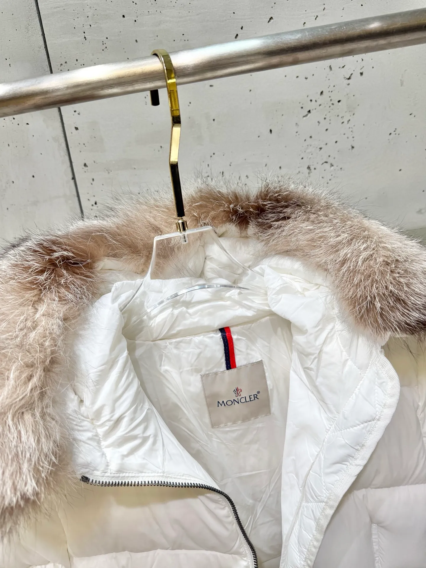 P1160 Moncler Boedic Long Women's Long Top Boedic long down combines exquisite materials and attention to details. Its timeless and elegant fashion design can provide you with a warm and caring wearing experience. The Boedic long down style features a waist-cinching belt to accentuate the feminine silhouette for a stylish winter look. Comfortable hood with rich fleece trim that can be easily removed to suit your mood and weather conditions Size : 1-4