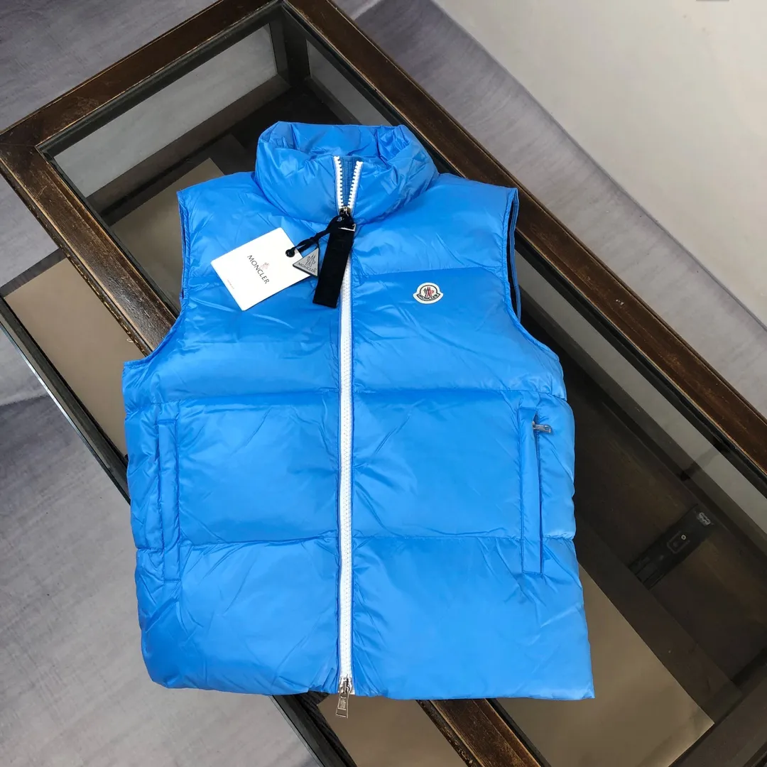 P640 Mon*cler 2024 new down vest, exclusive real shot✌️ 🥰🥰The design of the stand-up collar is inspired by Moncler’s iconic jacket from the 1980s🧥. It has been reinterpreted with modern and dynamic elements. 😎This vest🎽 embodies the personality of those who always want to be a champion🏆. It is fashionable and versatile🉑 and can be worn as a vest in the mid-season or paired with a windproof jacket in the cold winter. 👍🏻 Color: black (blue lining) blue (black lining) yellow (black lining) Size: 1-2-3-4-5 (M～3xl)
