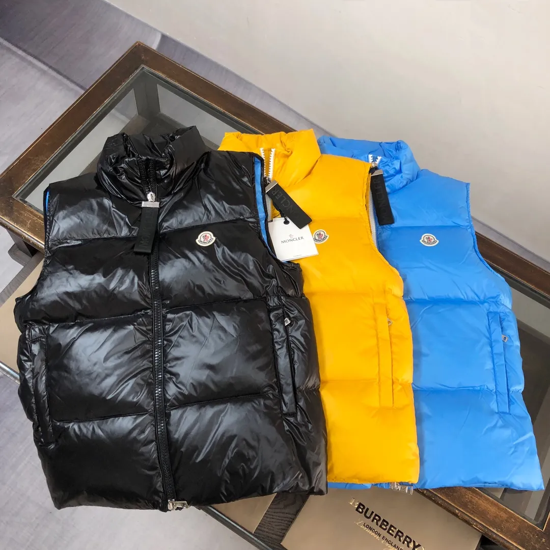 P640 Mon*cler 2024 new down vest, exclusive real shot✌️ 🥰🥰The design of the stand-up collar is inspired by Moncler’s iconic jacket from the 1980s🧥. It has been reinterpreted with modern and dynamic elements. 😎This vest🎽 embodies the personality of those who always want to be a champion🏆. It is fashionable and versatile🉑 and can be worn as a vest in the mid-season or paired with a windproof jacket in the cold winter. 👍🏻 Color: black (blue lining) blue (black lining) yellow (black lining) Size: 1-2-3-4-5 (M～3xl)