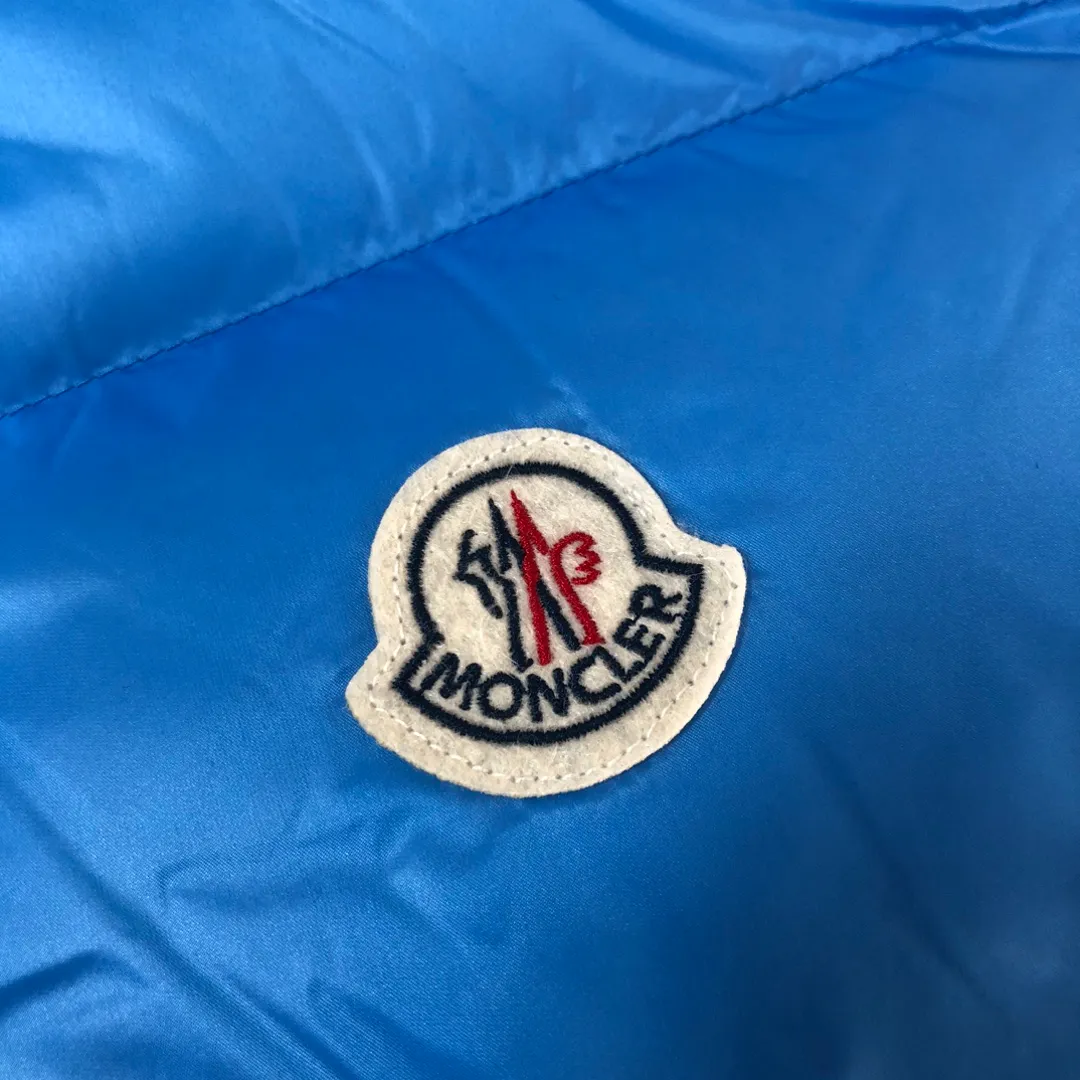 P640 Mon*cler 2024 new down vest, exclusive real shot✌️ 🥰🥰The design of the stand-up collar is inspired by Moncler’s iconic jacket from the 1980s🧥. It has been reinterpreted with modern and dynamic elements. 😎This vest🎽 embodies the personality of those who always want to be a champion🏆. It is fashionable and versatile🉑 and can be worn as a vest in the mid-season or paired with a windproof jacket in the cold winter. 👍🏻 Color: black (blue lining) blue (black lining) yellow (black lining) Size: 1-2-3-4-5 (M～3xl)