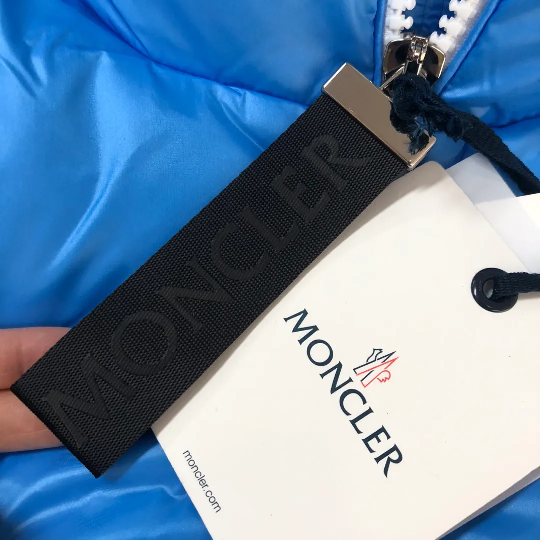 P640 Mon*cler 2024 new down vest, exclusive real shot✌️ 🥰🥰The design of the stand-up collar is inspired by Moncler’s iconic jacket from the 1980s🧥. It has been reinterpreted with modern and dynamic elements. 😎This vest🎽 embodies the personality of those who always want to be a champion🏆. It is fashionable and versatile🉑 and can be worn as a vest in the mid-season or paired with a windproof jacket in the cold winter. 👍🏻 Color: black (blue lining) blue (black lining) yellow (black lining) Size: 1-2-3-4-5 (M～3xl)