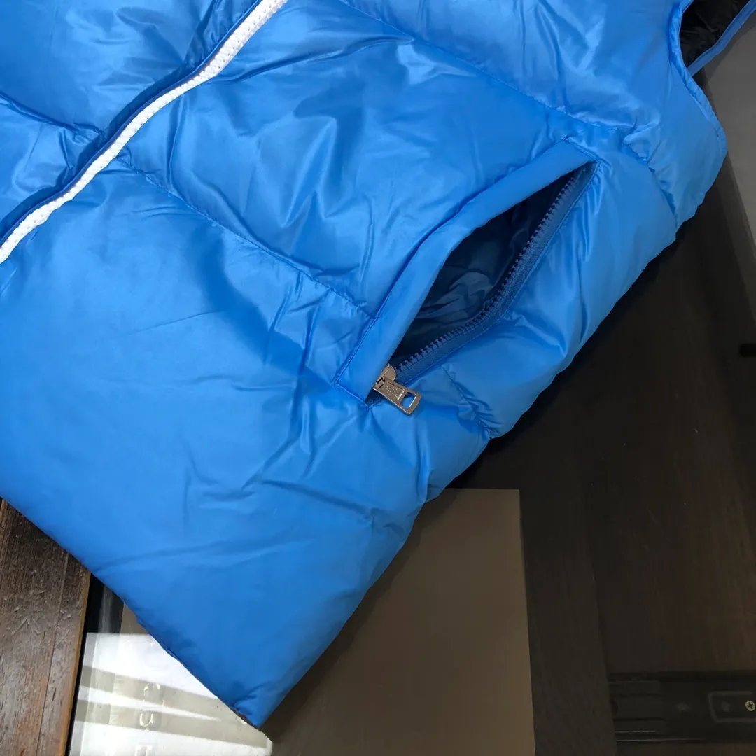 P640 Mon*cler 2024 new down vest, exclusive real shot✌️ 🥰🥰The design of the stand-up collar is inspired by Moncler’s iconic jacket from the 1980s🧥. It has been reinterpreted with modern and dynamic elements. 😎This vest🎽 embodies the personality of those who always want to be a champion🏆. It is fashionable and versatile🉑 and can be worn as a vest in the mid-season or paired with a windproof jacket in the cold winter. 👍🏻 Color: black (blue lining) blue (black lining) yellow (black lining) Size: 1-2-3-4-5 (M～3xl)