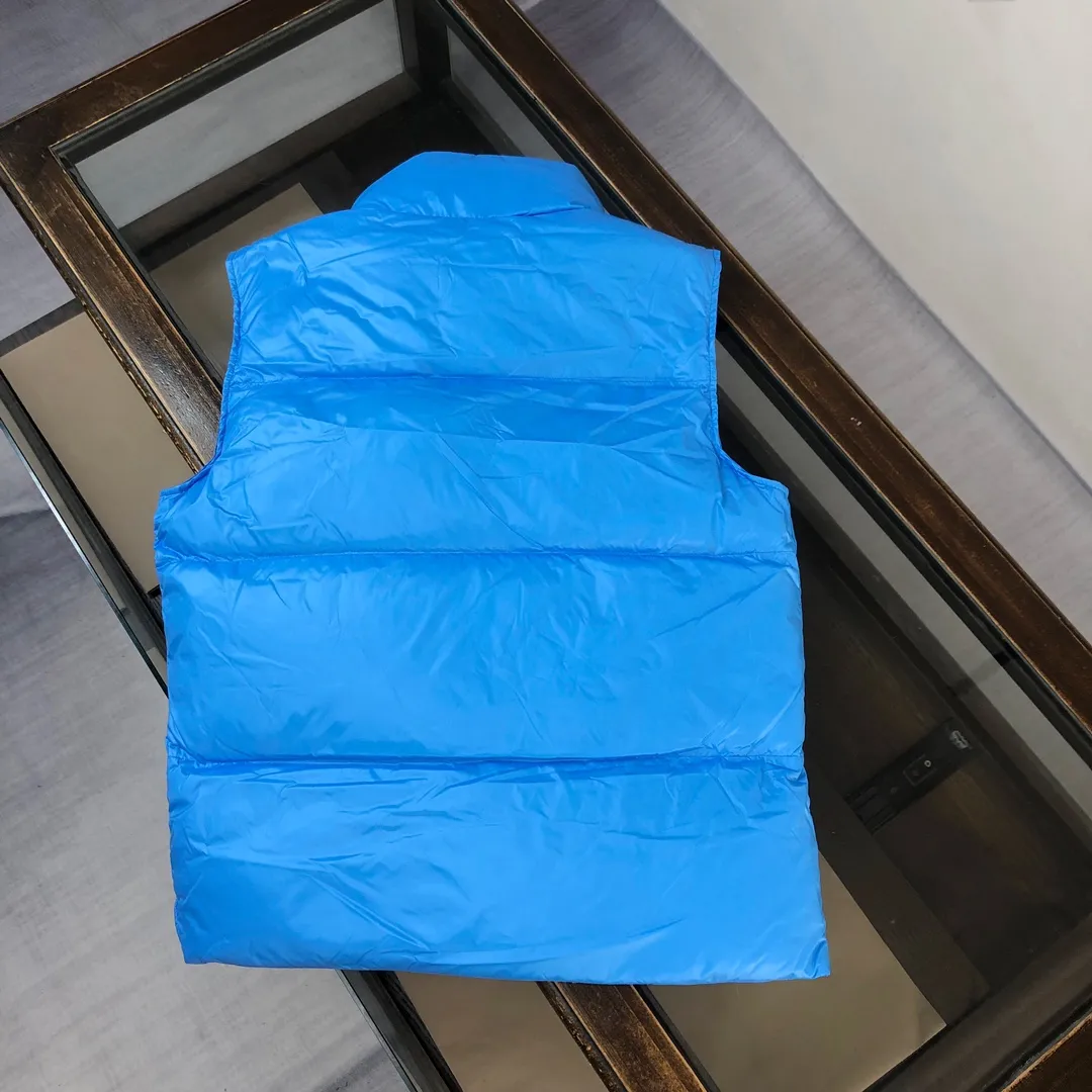 P640 Mon*cler 2024 new down vest, exclusive real shot✌️ 🥰🥰The design of the stand-up collar is inspired by Moncler’s iconic jacket from the 1980s🧥. It has been reinterpreted with modern and dynamic elements. 😎This vest🎽 embodies the personality of those who always want to be a champion🏆. It is fashionable and versatile🉑 and can be worn as a vest in the mid-season or paired with a windproof jacket in the cold winter. 👍🏻 Color: black (blue lining) blue (black lining) yellow (black lining) Size: 1-2-3-4-5 (M～3xl)