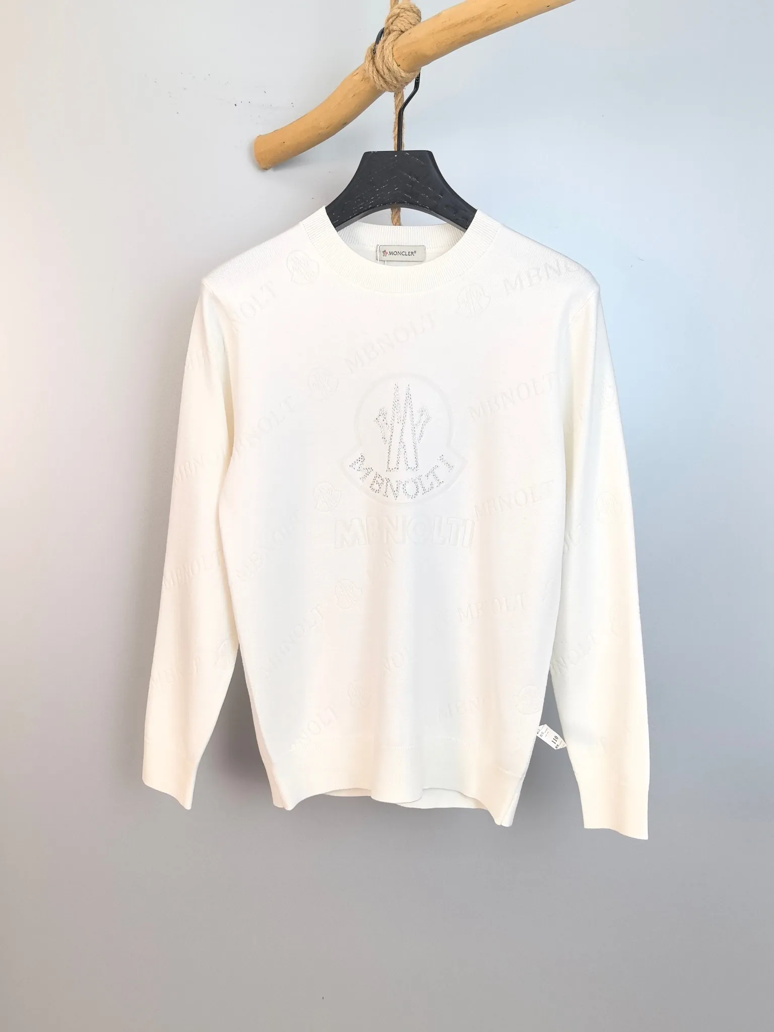 P440 MONCLER 2025 new knitted crew neck sweater, technical wool blended fabric, soft and comfortable, comfortable and breathable upper body, skin-friendly and non-irritating, unique design style, whether worn alone or matched, it is a versatile item, highlighting the personality of young people, extremely high-grade, and handsome upper body! Size: M-3XL