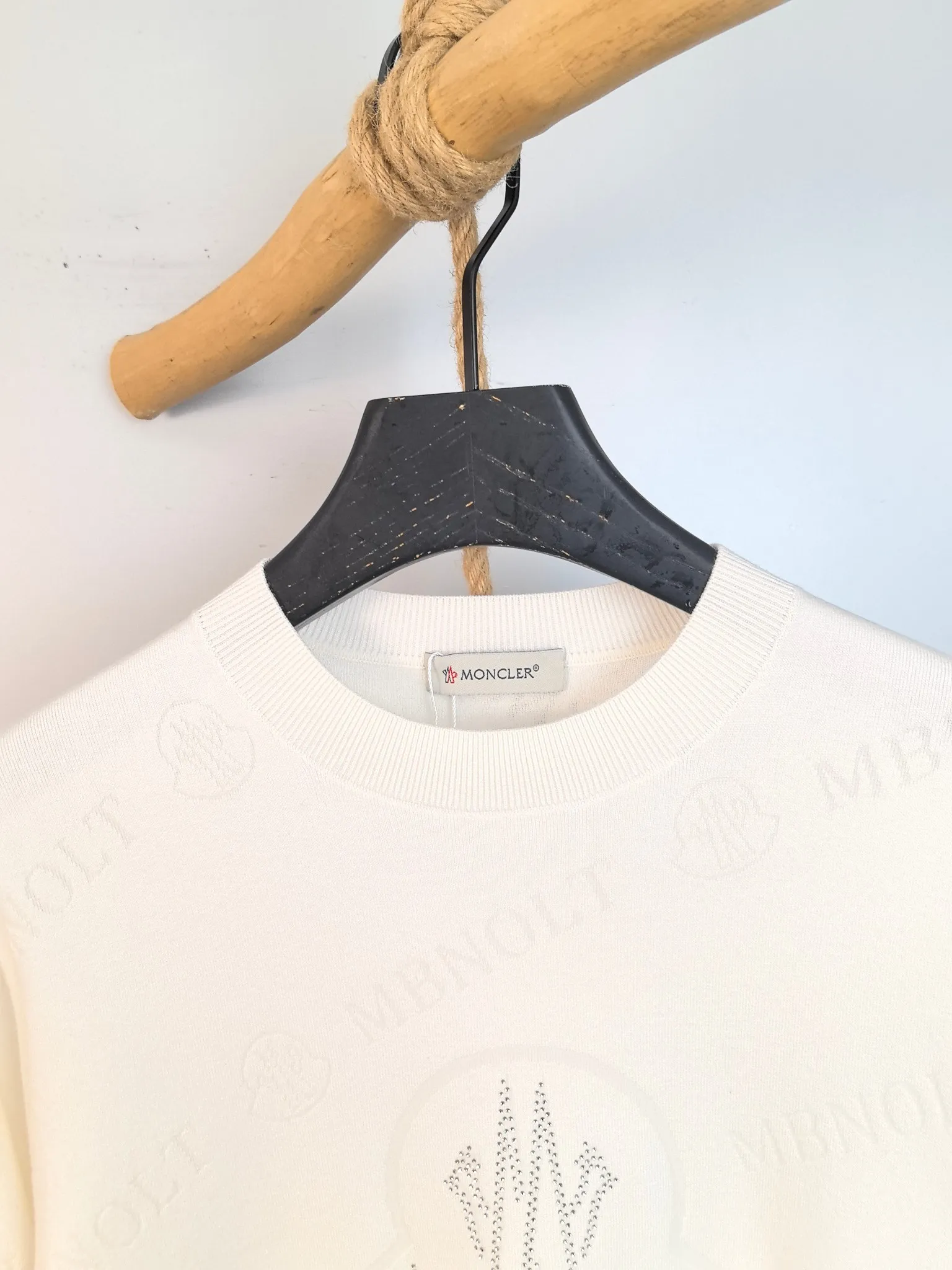 P440 MONCLER 2025 new knitted crew neck sweater, technical wool blended fabric, soft and comfortable, comfortable and breathable upper body, skin-friendly and non-irritating, unique design style, whether worn alone or matched, it is a versatile item, highlighting the personality of young people, extremely high-grade, and handsome upper body! Size: M-3XL