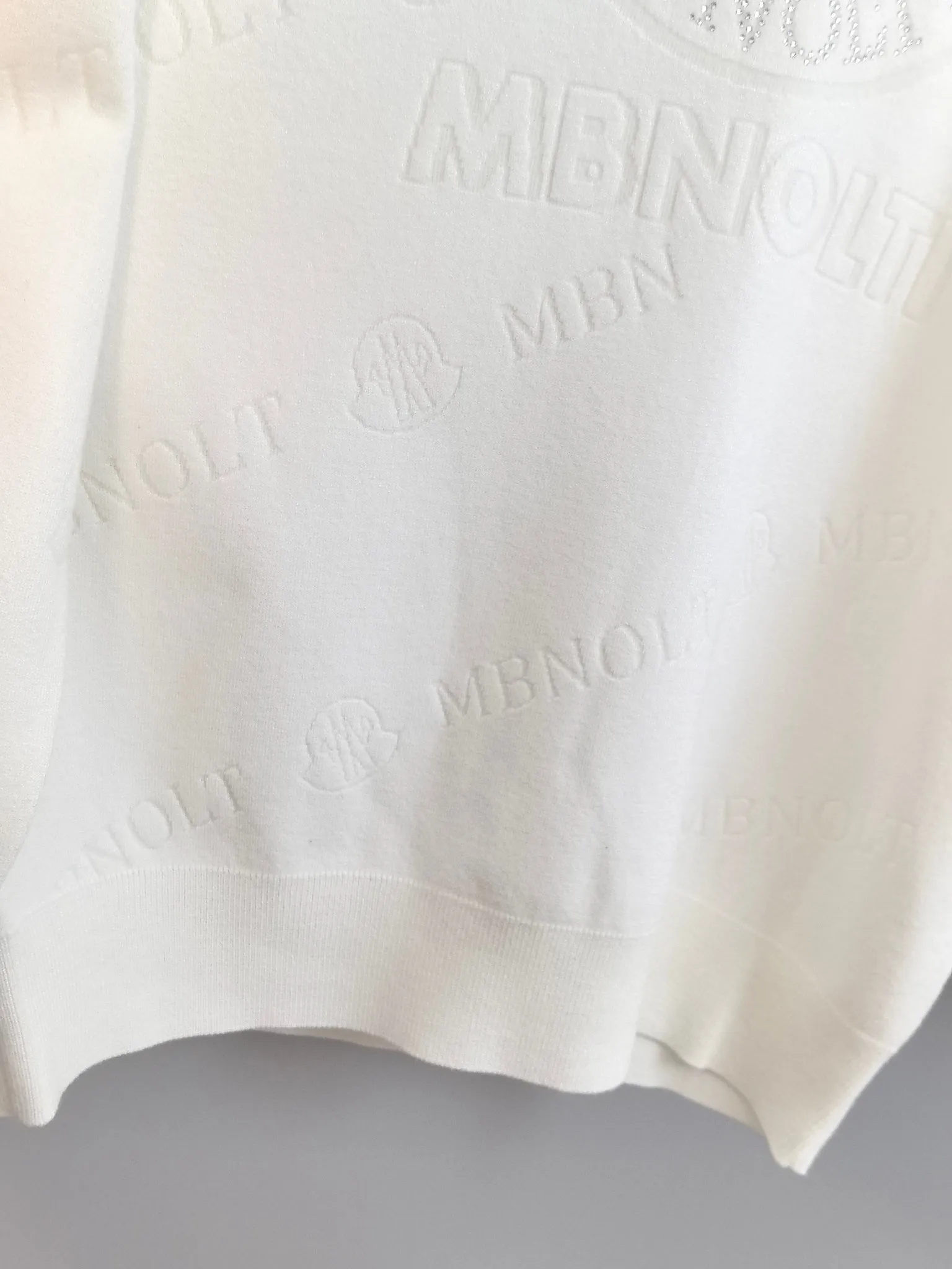P440 MONCLER 2025 new knitted crew neck sweater, technical wool blended fabric, soft and comfortable, comfortable and breathable upper body, skin-friendly and non-irritating, unique design style, whether worn alone or matched, it is a versatile item, highlighting the personality of young people, extremely high-grade, and handsome upper body! Size: M-3XL
