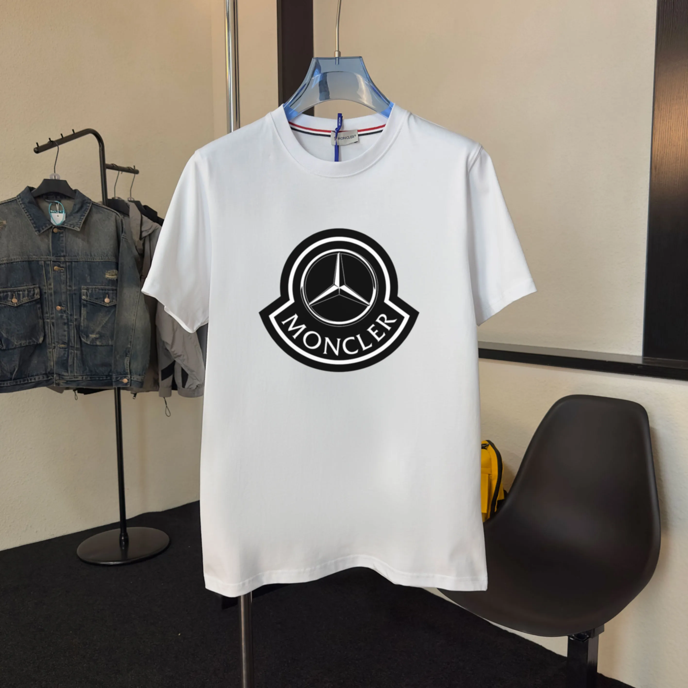 P140 💰Upgraded version "Mobile phone smart sensor ~ NFC chip armband ~ direct access to the official website for anti-counterfeiting" "Moncler ~ Mouth Mouth" 2025 new high-quality round neck short-sleeved T-shirt. The cuffs have imported embroidered labels. Customized dyeing, very comfortable to touch. Super versatile and good-looking short-sleeved. Complete with three labels. Non-market ordinary version. Feel free to compare. Quality is absolutely guaranteed! ‼ First of all, this original fabric is all custom-woven with 32-count double yarn fabric, 250G, and the weight is the same‼ Fine workmanship, double waistcoat method, double waistcoat method, double waistcoat method makes the whole dress more three-dimensional, which is not a craft that ordinary T-shirts can achieve🤪 Size: S-M-L-XL-2XL Color: black, white, apricot, same style for men and women