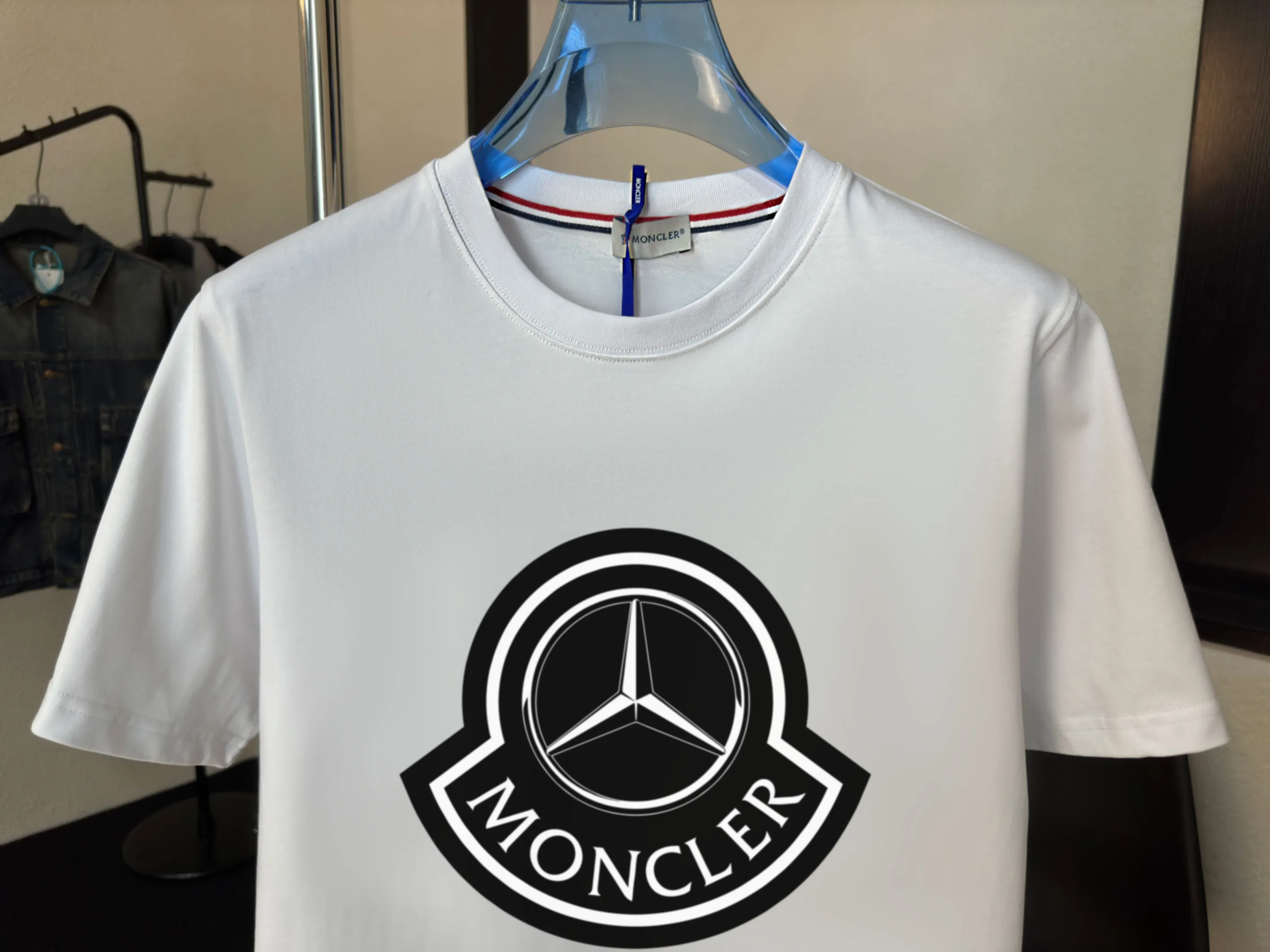 P140 💰Upgraded version "Mobile phone smart sensor ~ NFC chip armband ~ direct access to the official website for anti-counterfeiting" "Moncler ~ Mouth Mouth" 2025 new high-quality round neck short-sleeved T-shirt. The cuffs have imported embroidered labels. Customized dyeing, very comfortable to touch. Super versatile and good-looking short-sleeved. Complete with three labels. Non-market ordinary version. Feel free to compare. Quality is absolutely guaranteed! ‼ First of all, this original fabric is all custom-woven with 32-count double yarn fabric, 250G, and the weight is the same‼ Fine workmanship, double waistcoat method, double waistcoat method, double waistcoat method makes the whole dress more three-dimensional, which is not a craft that ordinary T-shirts can achieve🤪 Size: S-M-L-XL-2XL Color: black, white, apricot, same style for men and women