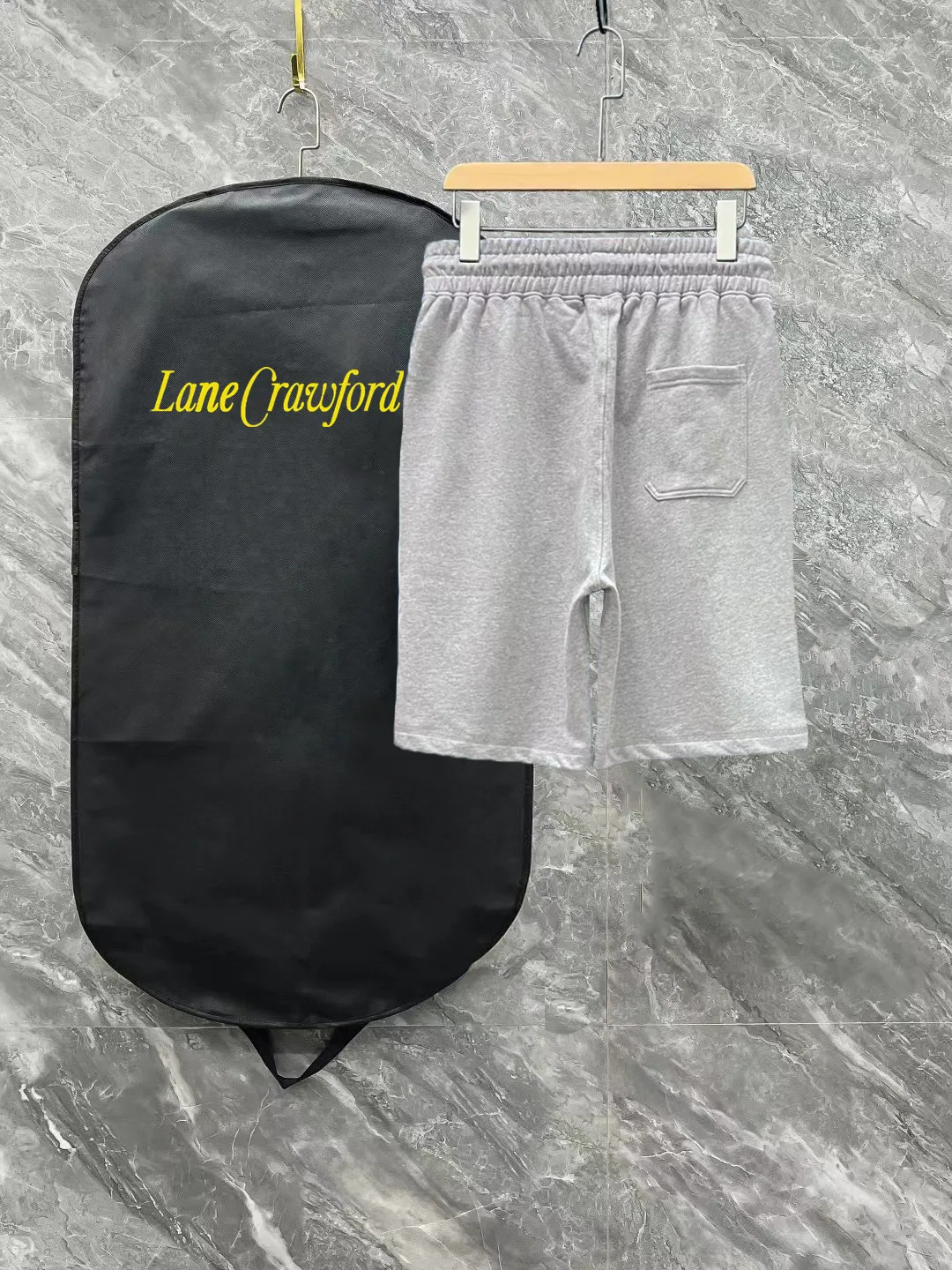 P230 Moncler SS spring and summer show style Slim-fitting lines with exquisite logo and simple logo shorts Domestic factory export Supply top brand fabrics 360g weight Compatible with all body shapes Black and white drawstring design on the waist elastic band Customized drawstring pockets with diagonal pocket design on both sides There is also a small pocket on the back Color: black gray Size S-XL