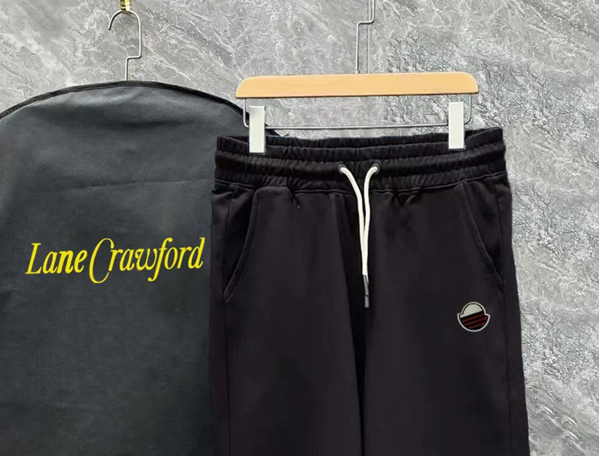 P230 Moncler SS spring and summer show style Slim-fitting lines with exquisite logo and simple logo shorts Domestic factory export Supply top brand fabrics 360g weight Compatible with all body shapes Black and white drawstring design on the waist elastic band Customized drawstring pockets with diagonal pocket design on both sides There is also a small pocket on the back Color: black gray Size S-XL