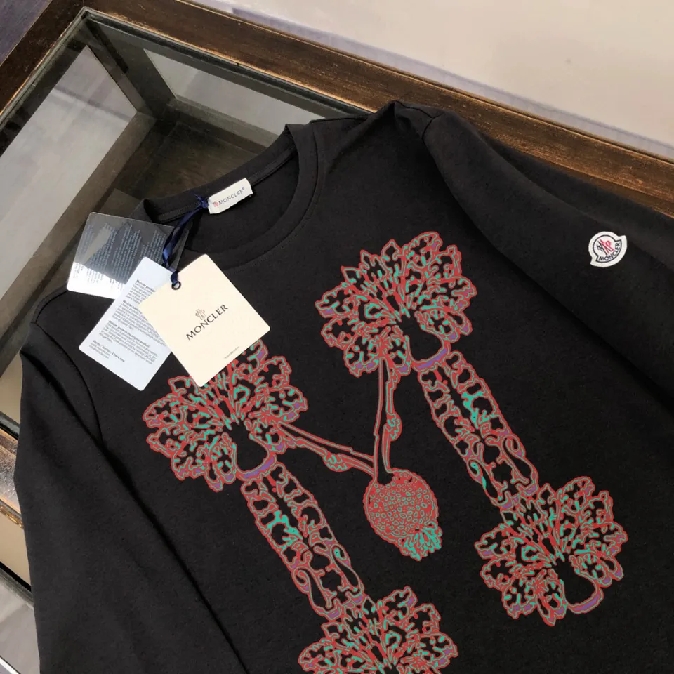 P180, a non-off-the-shelf model, you can trust it. Moncler printed long-sleeved T-shirt, 240g breathable cotton fabric, very soft and comfortable texture, does not shrink, does not deform, does not ball), can be worn alone as a base layer. Original customized accessories, collar label, care mark, hangtag, packaging (perfect details) Color: White Black Size: XS S M L
