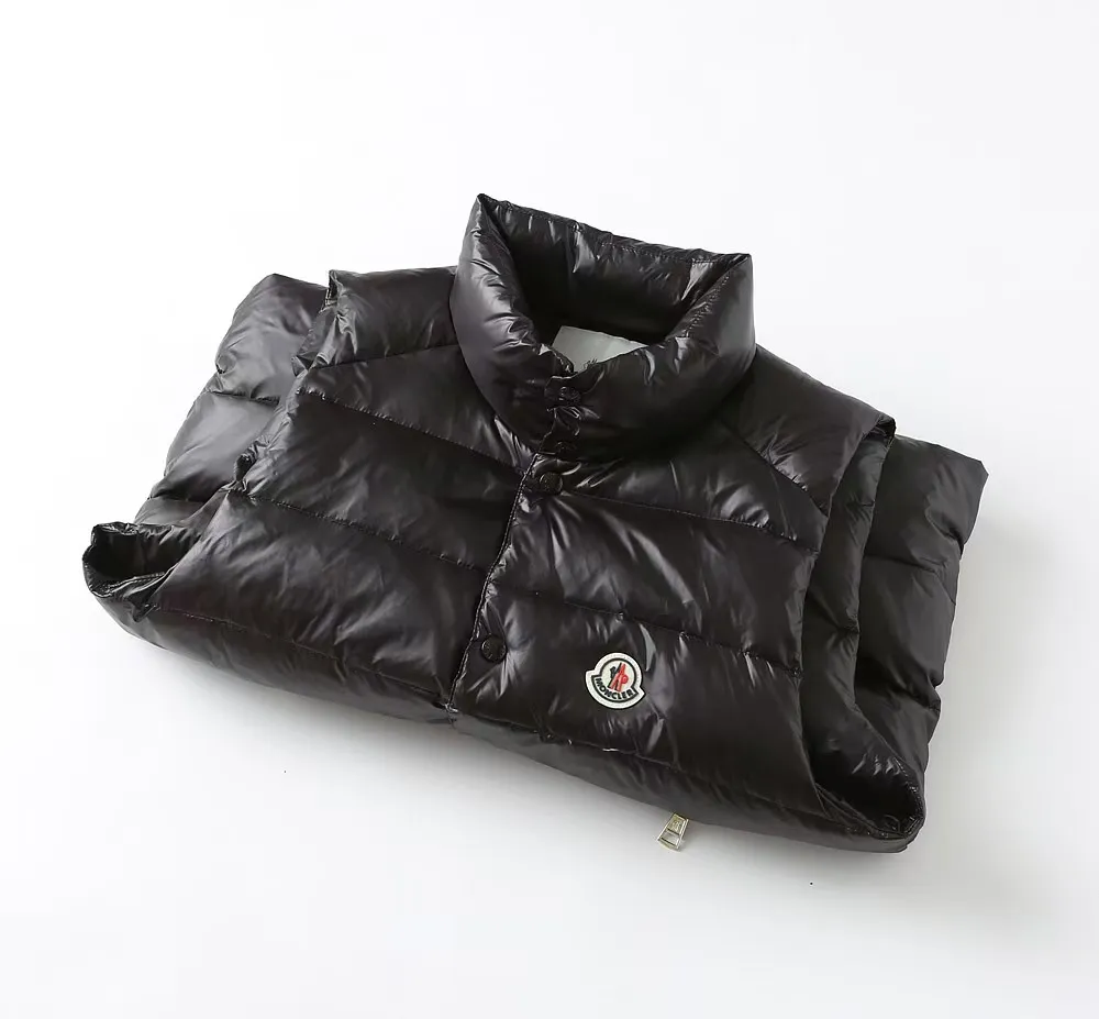 P640 Moncler/Mongolian "Official website same style embroidered small label" Vest down jacket - Fabric: National standard 90 white duck down jacket, made of polyester fiber fabric, comfortable and warm, perfect appearance, good bulk recovery after compression, heat accumulation and warmth locking, complete three standards, original fabric, official same style, different from ordinary version on the market - Color: black white - Size: M L XL XXL XXL XXXL - Purchase the original mold and create it with a full set of customized accessories. Details determine success or failure.  - Accessories: The original accessories are complete with one to one and three standards, os off-shoulder version, same style for men and women, official website quality - no gender distinction, same style for men and women