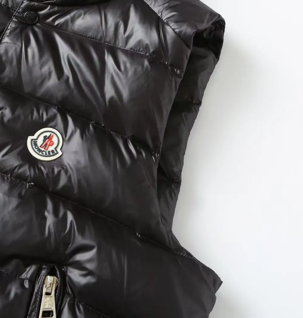 P640 Moncler/Mongolian "Official website same style embroidered small label" Vest down jacket - Fabric: National standard 90 white duck down jacket, made of polyester fiber fabric, comfortable and warm, perfect appearance, good bulk recovery after compression, heat accumulation and warmth locking, complete three standards, original fabric, official same style, different from ordinary version on the market - Color: black white - Size: M L XL XXL XXL XXXL - Purchase the original mold and create it with a full set of customized accessories. Details determine success or failure.  - Accessories: The original accessories are complete with one to one and three standards, os off-shoulder version, same style for men and women, official website quality - no gender distinction, same style for men and women