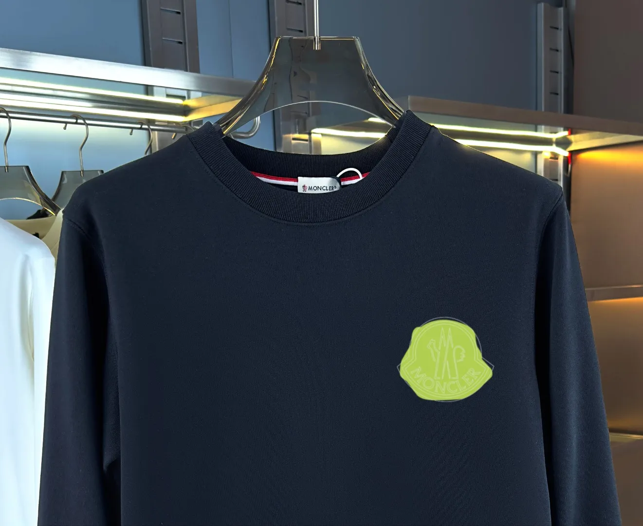 P210 High-version sweatshirt) [Long-term stock] 〖𝐌𝐎𝐍𝐂𝐋𝐄𝐑~Mask〗 Made of 440g heavy-weight fabric. It is different from the market currency. It can be matched with any variety and is properly handsome. 😎The whole dress is made of double waistcoats. The double waistcoats make the whole dress more three-dimensional. Not ordinary factories can do such fine work. 2025 Spring runway version of the T stage, on sale at the counter, round neck terry sweatshirt, high-end double-strand pure cotton, custom-made stretch ribs, dyed in the same vat, complete with three standards, matched with exquisite embroidered LOGO on the chest, simple and advanced, same style for men and women. Color: black, apricot, white, size: S M L XL 2XL