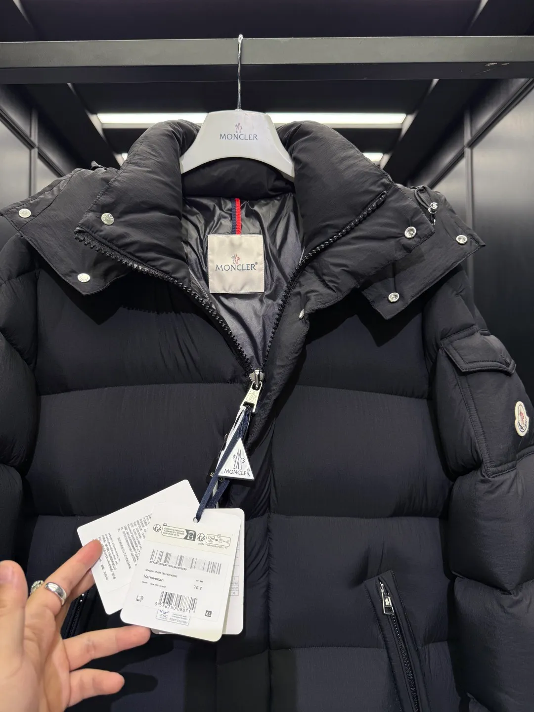 P860 Moncler Hanoverian line (matte matte) long men's down jacket. 850+ fill power This Hanoverian men's long down jacket combines Moncler's classic aesthetics, excellent performance and protective features. The Hanoverian long down jacket is made of longue saison fabric and is designed with practical details to provide both warmth and protection. As a Moncler classic, this down jacket features a detachable hood and a front zipper placket that covers the windshield, significantly improving its protective performance. Details Made of longue saison fabric Longue saison lining Filled with down Removable hood Zipper and snap fastening Zippered pockets Patch pockets on sleeves Adjustable cuffs Drawstring hem Size: 0-4 (couple size)