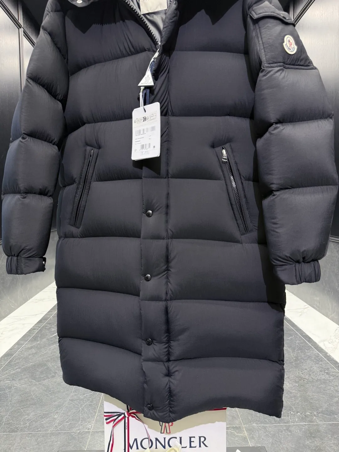 P860 Moncler Hanoverian line (matte matte) long men's down jacket. 850+ fill power This Hanoverian men's long down jacket combines Moncler's classic aesthetics, excellent performance and protective features. The Hanoverian long down jacket is made of longue saison fabric and is designed with practical details to provide both warmth and protection. As a Moncler classic, this down jacket features a detachable hood and a front zipper placket that covers the windshield, significantly improving its protective performance. Details Made of longue saison fabric Longue saison lining Filled with down Removable hood Zipper and snap fastening Zippered pockets Patch pockets on sleeves Adjustable cuffs Drawstring hem Size: 0-4 (couple size)