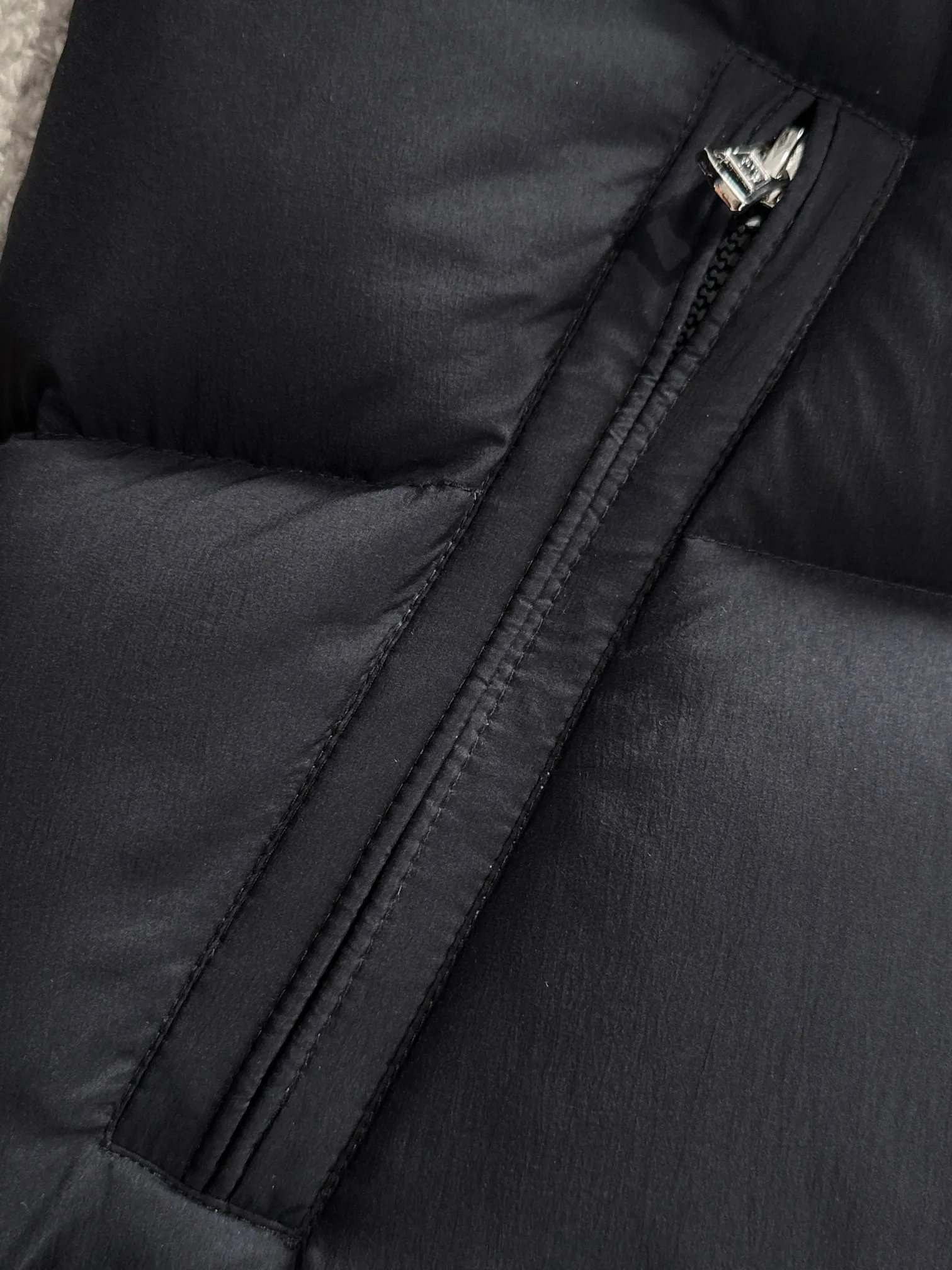 P860 Moncler Hanoverian line (matte matte) long men's down jacket. 850+ fill power This Hanoverian men's long down jacket combines Moncler's classic aesthetics, excellent performance and protective features. The Hanoverian long down jacket is made of longue saison fabric and is designed with practical details to provide both warmth and protection. As a Moncler classic, this down jacket features a detachable hood and a front zipper placket that covers the windshield, significantly improving its protective performance. Details Made of longue saison fabric Longue saison lining Filled with down Removable hood Zipper and snap fastening Zippered pockets Patch pockets on sleeves Adjustable cuffs Drawstring hem Size: 0-4 (couple size)