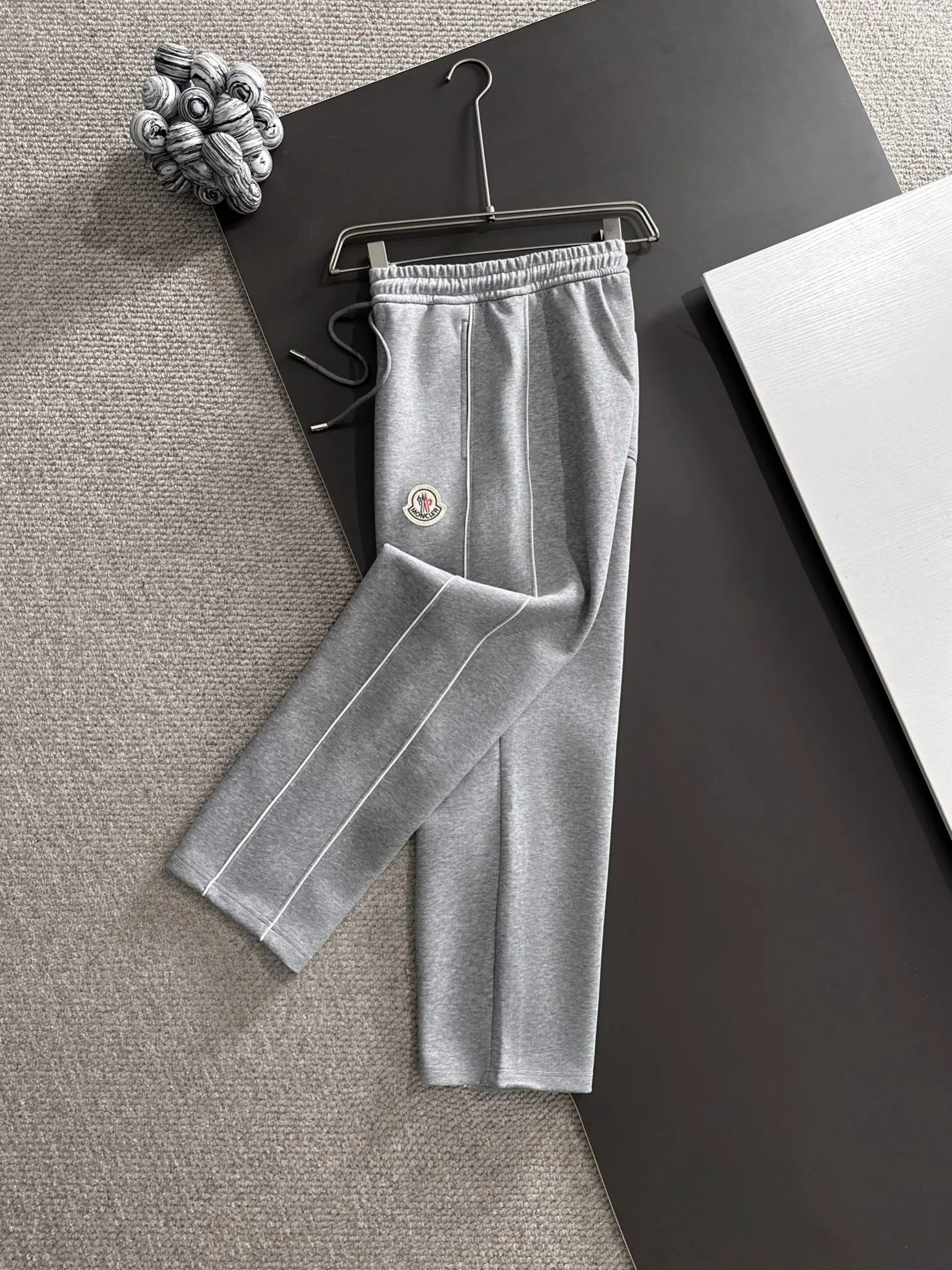 P310 MONCLER* (exclusive quality in the market) hot style 2꯭0꯭2꯭5 new autumn pants, original ⌚️ high version, masked. The fabric is made of 380g high-density double-sided Chinese custom fabric. It does not deform, does not shrink, and has a three-dimensional drape. Introduction to the process: the front and back panels are made of Behringer stacked show thousands of needle embroidery, chicken edges + wool labels, custom hardware accessories, color: gray SIZE：M-XXXL