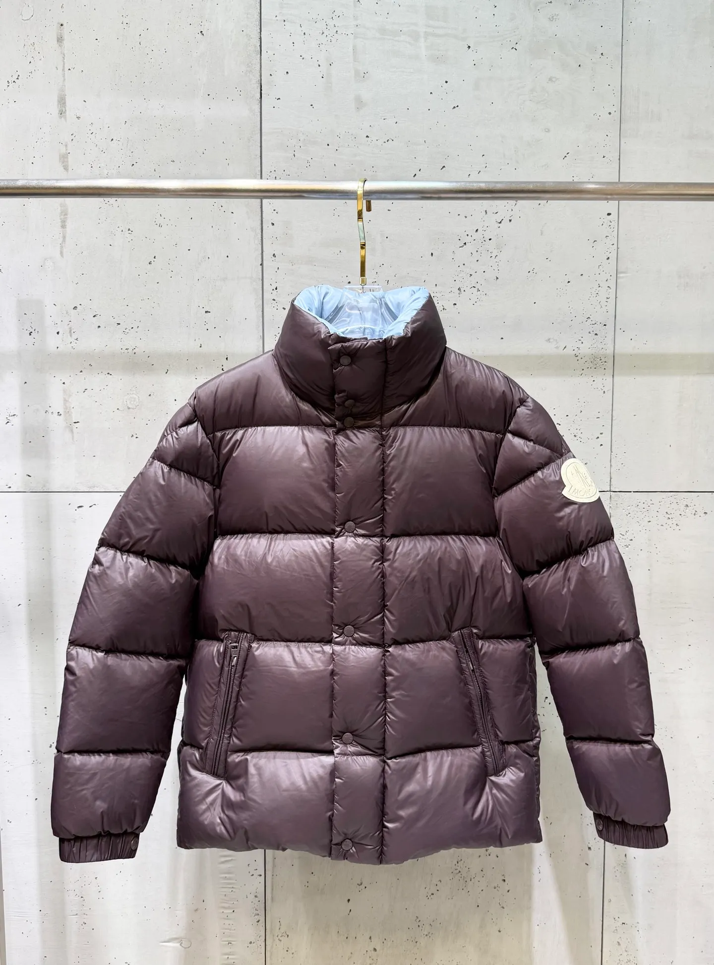 P860 Moncler down jacket 2025 latest fashion designer down jacket. Every detail shows high-end craftsmanship. The design changes of structural tailoring show men's diverse image changes. It is slim and neat, and tailored to meet the current popular multi-layered wear. Versatile style for life. Code number: 12345.