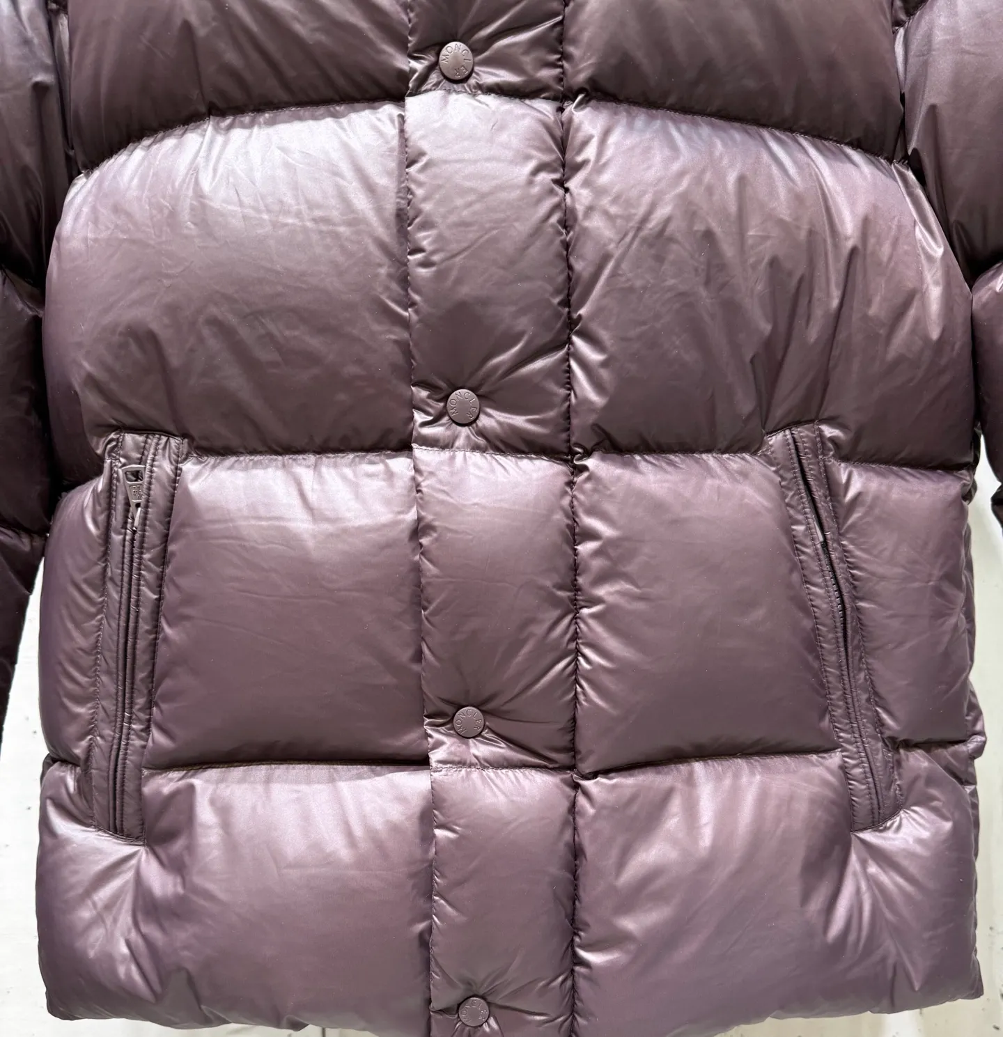 P860 Moncler down jacket 2025 latest fashion designer down jacket. Every detail shows high-end craftsmanship. The design changes of structural tailoring show men's diverse image changes. It is slim and neat, and tailored to meet the current popular multi-layered wear. Versatile style for life. Code number: 12345.