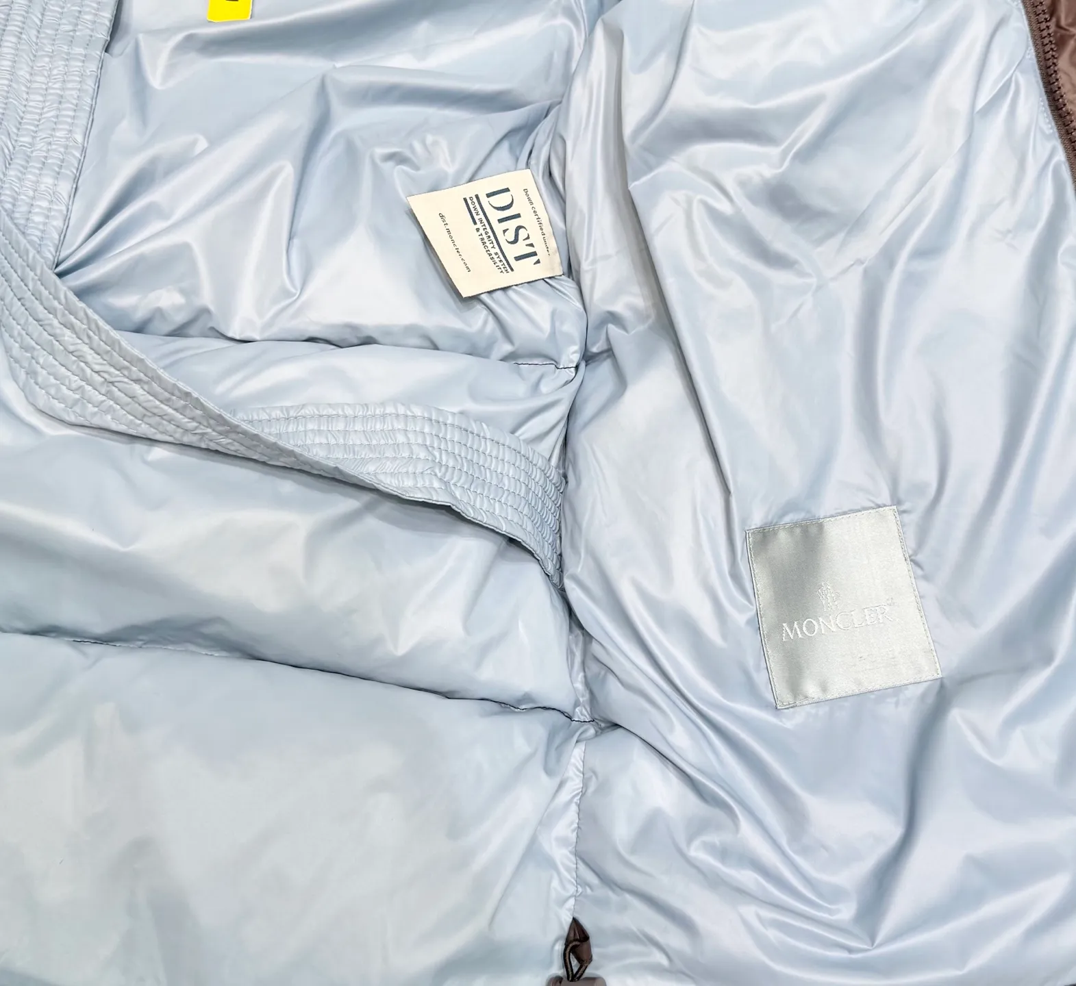 P860 Moncler down jacket 2025 latest fashion designer down jacket. Every detail shows high-end craftsmanship. The design changes of structural tailoring show men's diverse image changes. It is slim and neat, and tailored to meet the current popular multi-layered wear. Versatile style for life. Code number: 12345.