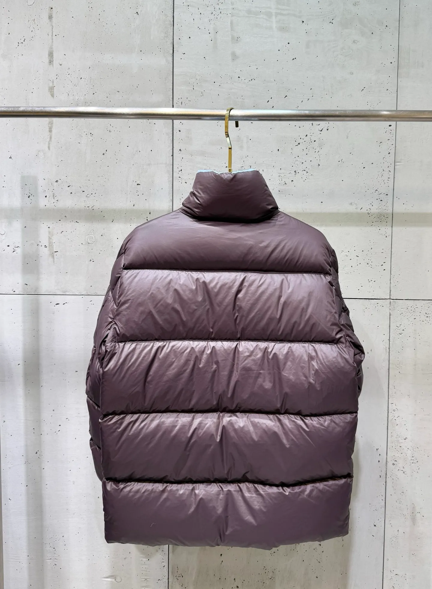 P860 Moncler down jacket 2025 latest fashion designer down jacket. Every detail shows high-end craftsmanship. The design changes of structural tailoring show men's diverse image changes. It is slim and neat, and tailored to meet the current popular multi-layered wear. Versatile style for life. Code number: 12345.