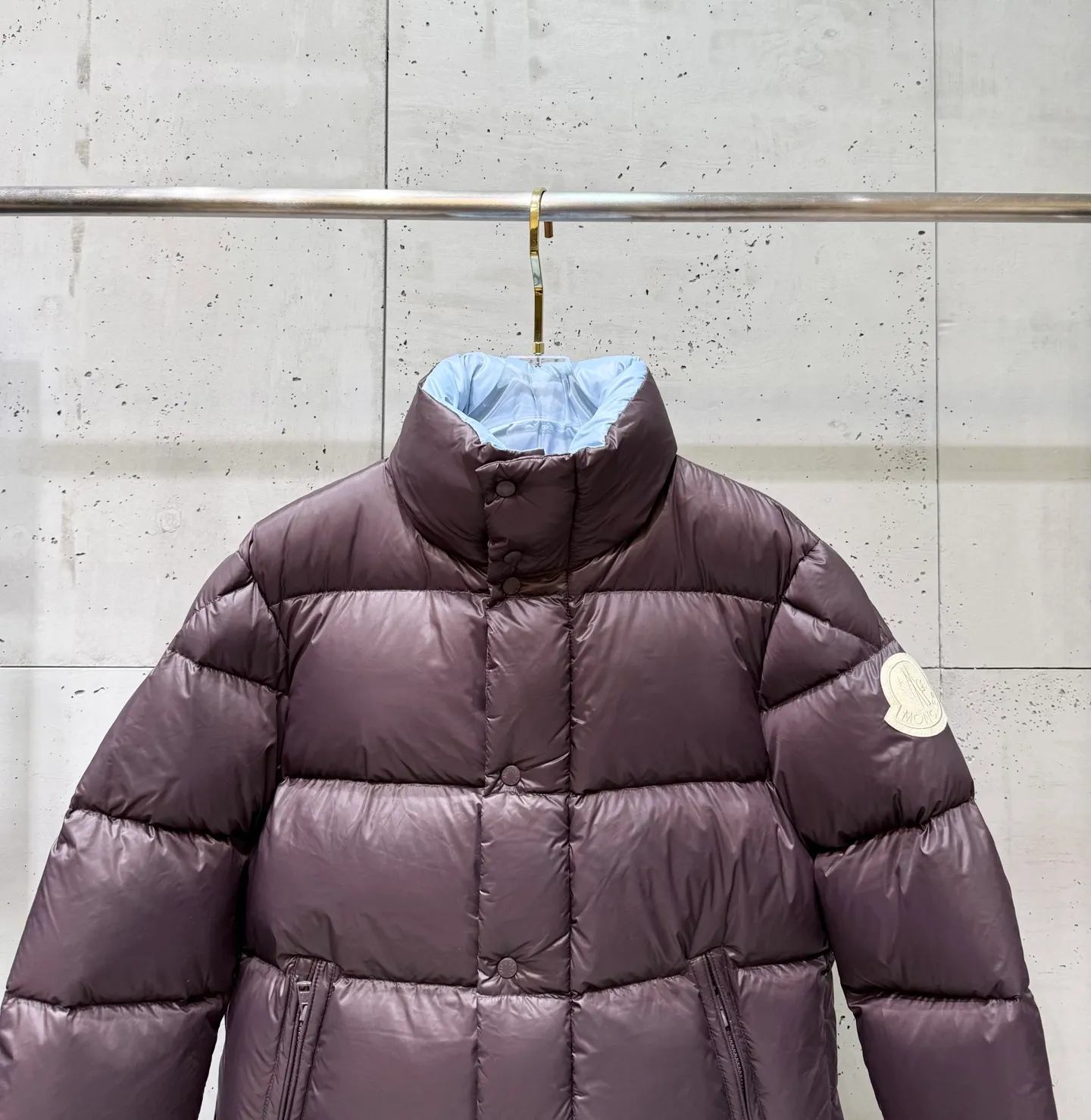 P860 Moncler down jacket 2025 latest fashion designer down jacket. Every detail shows high-end craftsmanship. The design changes of structural tailoring show men's diverse image changes. It is slim and neat, and tailored to meet the current popular multi-layered wear. Versatile style for life. Code number: 12345.
