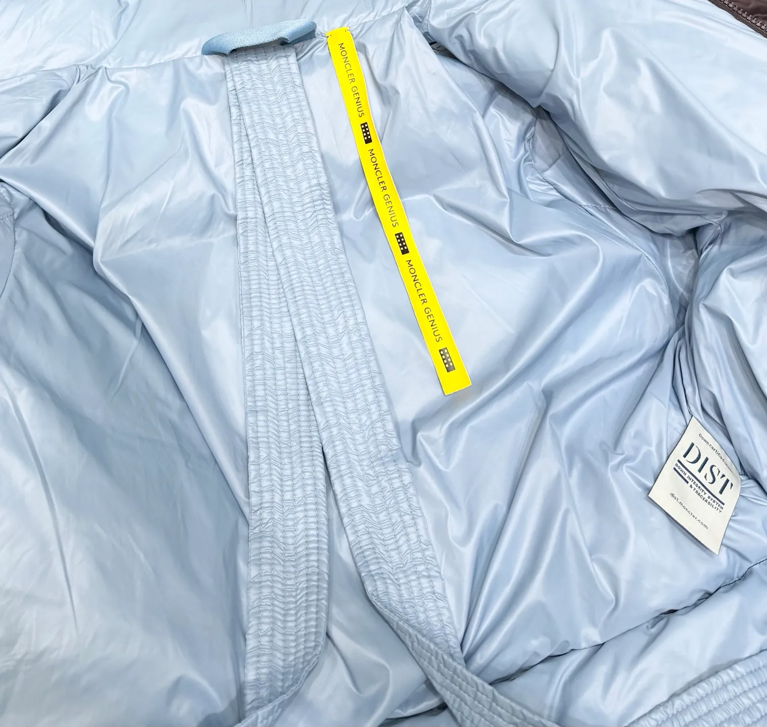 P860 Moncler down jacket 2025 latest fashion designer down jacket. Every detail shows high-end craftsmanship. The design changes of structural tailoring show men's diverse image changes. It is slim and neat, and tailored to meet the current popular multi-layered wear. Versatile style for life. Code number: 12345.