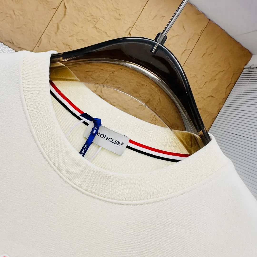 P280 Brand: Mengkou🤳𝐌𝐎𝐍𝐂𝐋𝐄𝐑 Fabric: ☑️Made of 440g double-strand pure cotton terry👕 Fabric: ☑️Thread with 1*1 double yarn thread. 🔜Comes with dyeing in the same tank. Craftsmanship: ☑️The embroidery uses 3D three-dimensional embroidery technology, 🇧🇫The original computer scan and print is restored 1:1. The pattern is clear and the needle count is dense. It is a rare high-end product on the market! 🇲🇩All three standards are complete! Size: ☑️S 〰️M 〰️L 〰️XL 〰️XXL
