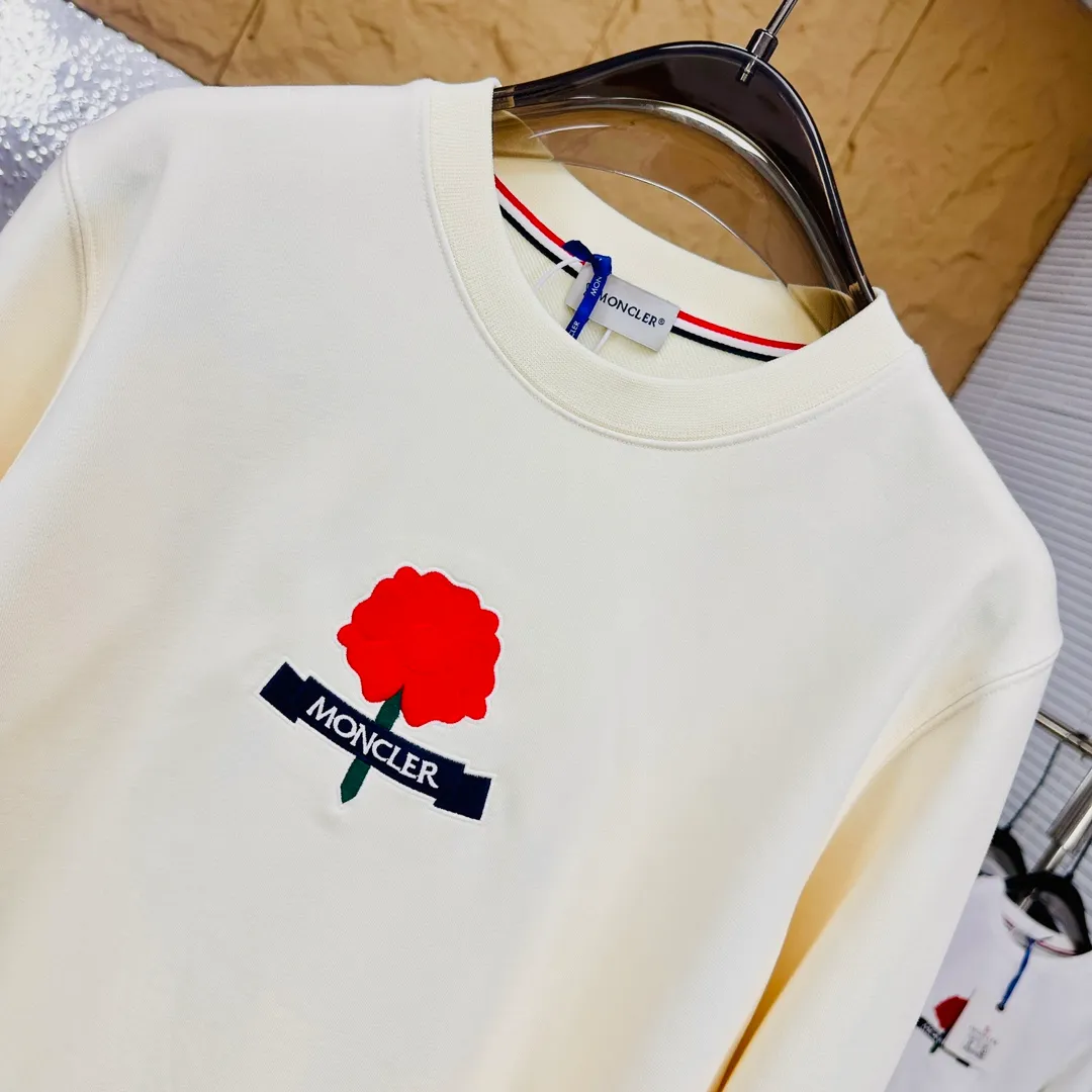 P280 Brand: Mengkou🤳𝐌𝐎𝐍𝐂𝐋𝐄𝐑 Fabric: ☑️Made of 440g double-strand pure cotton terry👕 Fabric: ☑️Thread with 1*1 double yarn thread. 🔜Comes with dyeing in the same tank. Craftsmanship: ☑️The embroidery uses 3D three-dimensional embroidery technology, 🇧🇫The original computer scan and print is restored 1:1. The pattern is clear and the needle count is dense. It is a rare high-end product on the market! 🇲🇩All three standards are complete! Size: ☑️S 〰️M 〰️L 〰️XL 〰️XXL