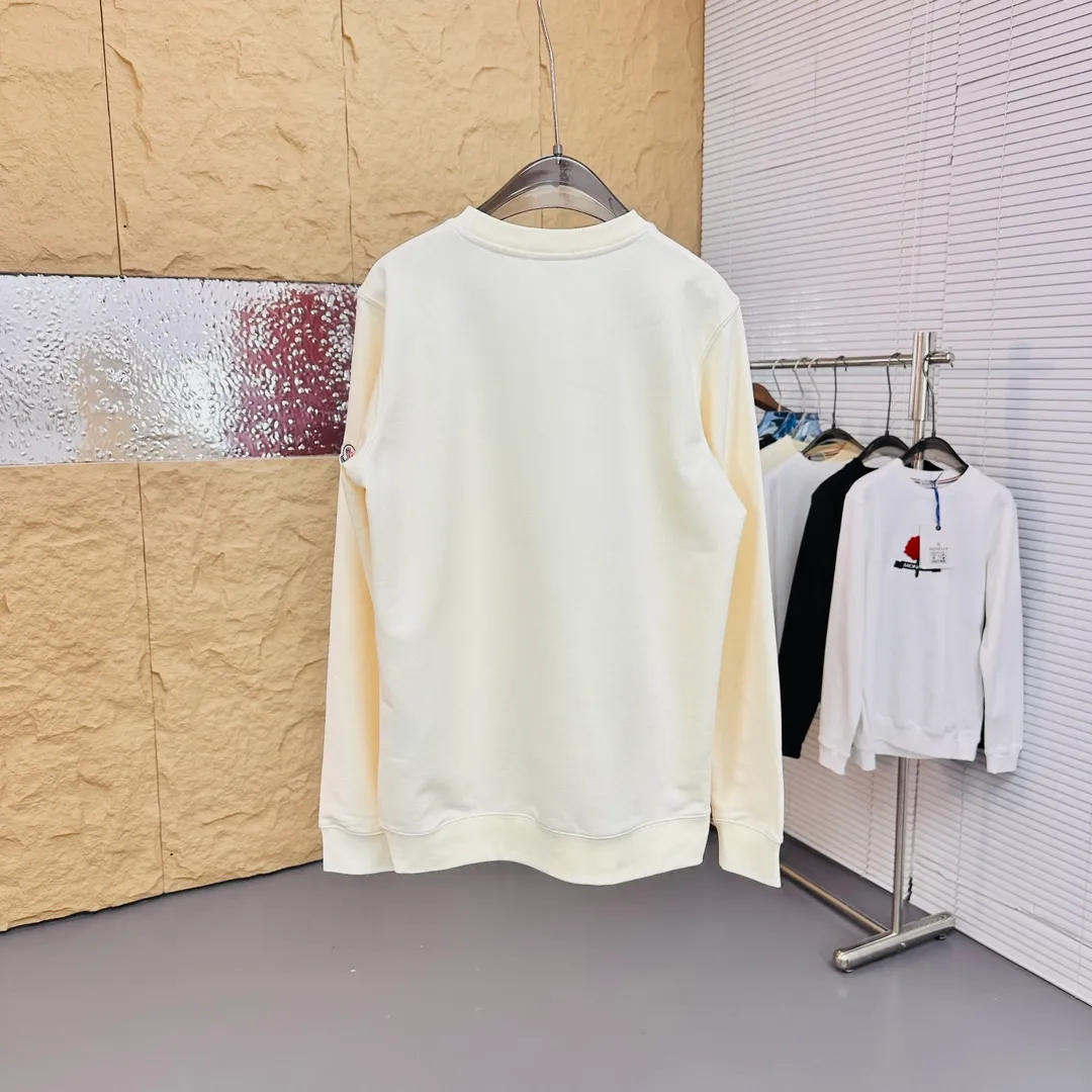 P280 Brand: Mengkou🤳𝐌𝐎𝐍𝐂𝐋𝐄𝐑 Fabric: ☑️Made of 440g double-strand pure cotton terry👕 Fabric: ☑️Thread with 1*1 double yarn thread. 🔜Comes with dyeing in the same tank. Craftsmanship: ☑️The embroidery uses 3D three-dimensional embroidery technology, 🇧🇫The original computer scan and print is restored 1:1. The pattern is clear and the needle count is dense. It is a rare high-end product on the market! 🇲🇩All three standards are complete! Size: ☑️S 〰️M 〰️L 〰️XL 〰️XXL