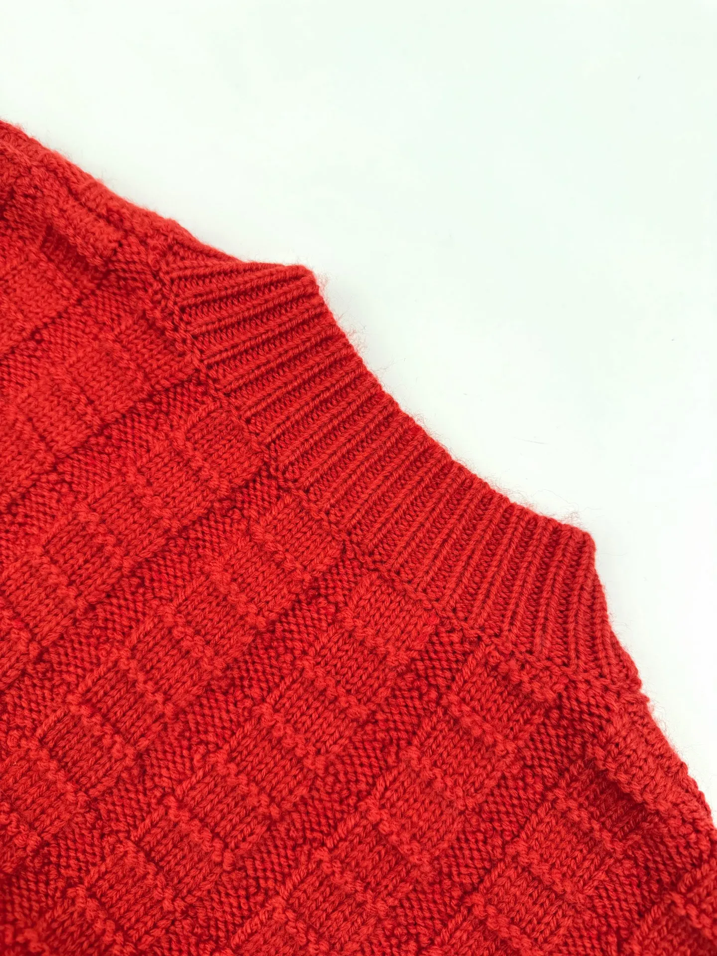 P410 Moncler embossed knitted logo sweater, custom-woven carved wool texture, soft and delicate, comfortable and close to the skin, with high saturation of true red as the base color, cutting through the dullness of winter, making every inch of fabric a commentary on power aesthetics. Using three-dimensional texture as brushstrokes, the whole piece of embossed knitting reconstructs the dimension of knitting aesthetics. The texture halo that produces a light and dark gradient as the human body moves. The iconic Moncler logo embroidered logo decorates the sleeves, making it highly recognizable. Hidden power aesthetics in the hedging of hardness and softness. The ultimate expression of elegance. No need to be deliberate. Self-contained style. Technique 1: Whole-piece embossed vertical grain knitting. Through specific stitching and fabric tissue changes, by changing the arrangement of stitching and the density of the fabric, the vertical grains present a relief effect that is raised on the surface of the sweater, forming undulating changes in the vertical grains. Technique 2: Curved thread weave. By changing the stitching and yarn arrangement during the knitting process, the yarns present a curved distribution in the fabric. Technique 3: Garment washing water plus soft and deodorizing process. Deep cleaning and deodorizing of clothes through professional washing equipment and specific detergents. Improve the feel and appearance of clothes. Accessories: Customized 1:1 Moncler embroidered logo. Customized 1:1 Moncler trademark. Fit: loose fit. Size: S M L XL. Style number: AA508.