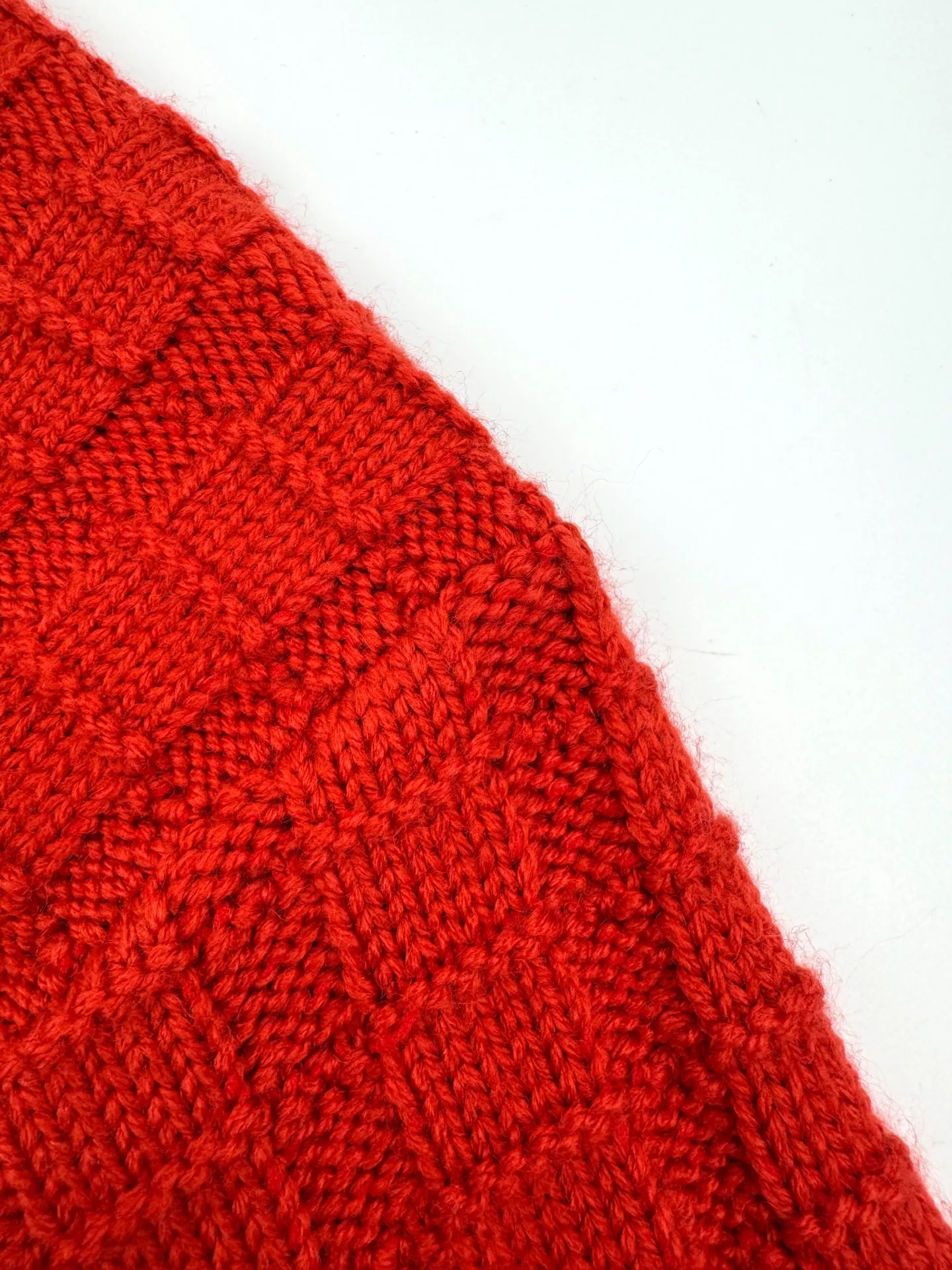 P410 Moncler embossed knitted logo sweater, custom-woven carved wool texture, soft and delicate, comfortable and close to the skin, with high saturation of true red as the base color, cutting through the dullness of winter, making every inch of fabric a commentary on power aesthetics. Using three-dimensional texture as brushstrokes, the whole piece of embossed knitting reconstructs the dimension of knitting aesthetics. The texture halo that produces a light and dark gradient as the human body moves. The iconic Moncler logo embroidered logo decorates the sleeves, making it highly recognizable. Hidden power aesthetics in the hedging of hardness and softness. The ultimate expression of elegance. No need to be deliberate. Self-contained style. Technique 1: Whole-piece embossed vertical grain knitting. Through specific stitching and fabric tissue changes, by changing the arrangement of stitching and the density of the fabric, the vertical grains present a relief effect that is raised on the surface of the sweater, forming undulating changes in the vertical grains. Technique 2: Curved thread weave. By changing the stitching and yarn arrangement during the knitting process, the yarns present a curved distribution in the fabric. Technique 3: Garment washing water plus soft and deodorizing process. Deep cleaning and deodorizing of clothes through professional washing equipment and specific detergents. Improve the feel and appearance of clothes. Accessories: Customized 1:1 Moncler embroidered logo. Customized 1:1 Moncler trademark. Fit: loose fit. Size: S M L XL. Style number: AA508.