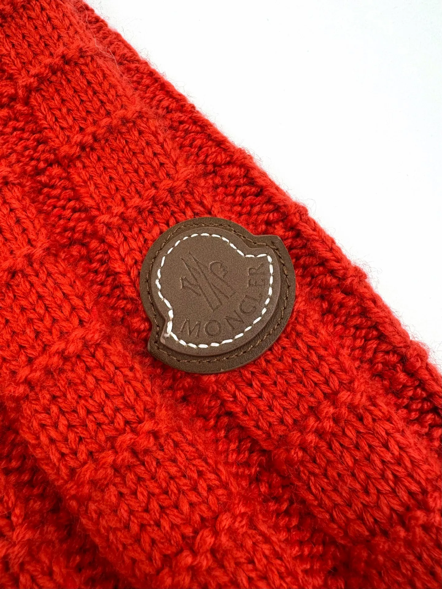 P410 Moncler embossed knitted logo sweater, custom-woven carved wool texture, soft and delicate, comfortable and close to the skin, with high saturation of true red as the base color, cutting through the dullness of winter, making every inch of fabric a commentary on power aesthetics. Using three-dimensional texture as brushstrokes, the whole piece of embossed knitting reconstructs the dimension of knitting aesthetics. The texture halo that produces a light and dark gradient as the human body moves. The iconic Moncler logo embroidered logo decorates the sleeves, making it highly recognizable. Hidden power aesthetics in the hedging of hardness and softness. The ultimate expression of elegance. No need to be deliberate. Self-contained style. Technique 1: Whole-piece embossed vertical grain knitting. Through specific stitching and fabric tissue changes, by changing the arrangement of stitching and the density of the fabric, the vertical grains present a relief effect that is raised on the surface of the sweater, forming undulating changes in the vertical grains. Technique 2: Curved thread weave. By changing the stitching and yarn arrangement during the knitting process, the yarns present a curved distribution in the fabric. Technique 3: Garment washing water plus soft and deodorizing process. Deep cleaning and deodorizing of clothes through professional washing equipment and specific detergents. Improve the feel and appearance of clothes. Accessories: Customized 1:1 Moncler embroidered logo. Customized 1:1 Moncler trademark. Fit: loose fit. Size: S M L XL. Style number: AA508.