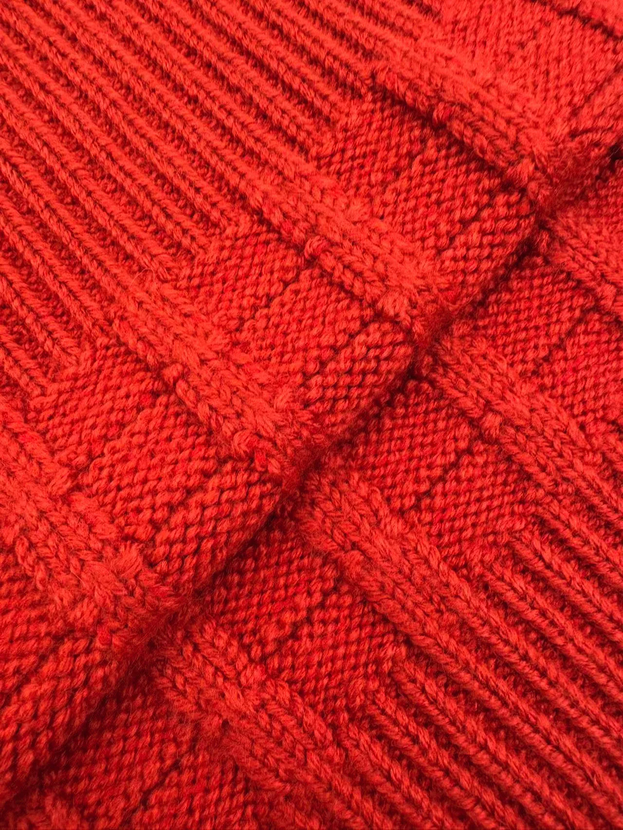 P410 Moncler embossed knitted logo sweater, custom-woven carved wool texture, soft and delicate, comfortable and close to the skin, with high saturation of true red as the base color, cutting through the dullness of winter, making every inch of fabric a commentary on power aesthetics. Using three-dimensional texture as brushstrokes, the whole piece of embossed knitting reconstructs the dimension of knitting aesthetics. The texture halo that produces a light and dark gradient as the human body moves. The iconic Moncler logo embroidered logo decorates the sleeves, making it highly recognizable. Hidden power aesthetics in the hedging of hardness and softness. The ultimate expression of elegance. No need to be deliberate. Self-contained style. Technique 1: Whole-piece embossed vertical grain knitting. Through specific stitching and fabric tissue changes, by changing the arrangement of stitching and the density of the fabric, the vertical grains present a relief effect that is raised on the surface of the sweater, forming undulating changes in the vertical grains. Technique 2: Curved thread weave. By changing the stitching and yarn arrangement during the knitting process, the yarns present a curved distribution in the fabric. Technique 3: Garment washing water plus soft and deodorizing process. Deep cleaning and deodorizing of clothes through professional washing equipment and specific detergents. Improve the feel and appearance of clothes. Accessories: Customized 1:1 Moncler embroidered logo. Customized 1:1 Moncler trademark. Fit: loose fit. Size: S M L XL. Style number: AA508.
