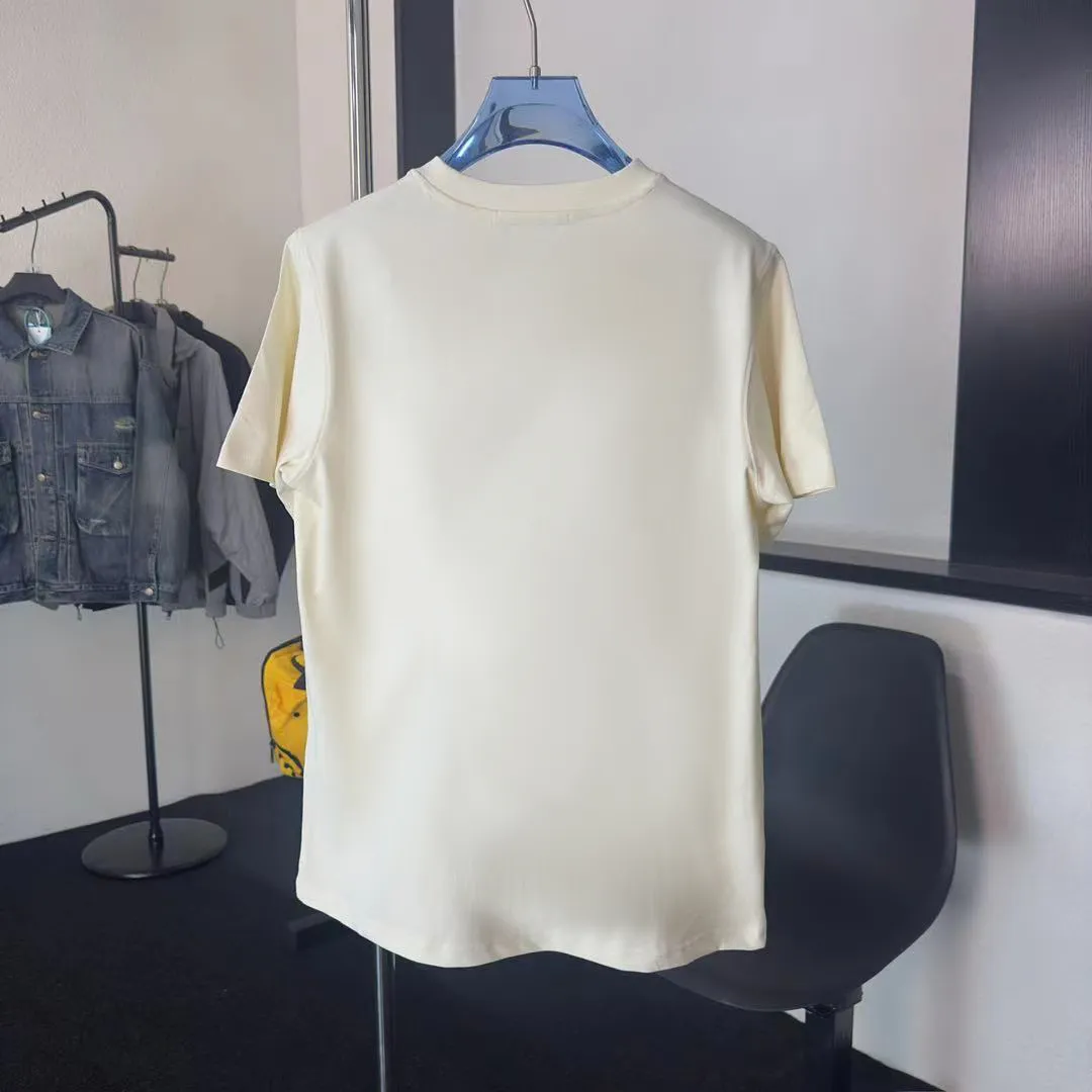 P140 Upgraded version "Mobile phone smart sensor ~ NFC chip armband ~ Direct access to the official website for anti-counterfeiting" "Moncler ~ Mouth Mouth" 2025 new high-quality round neck short-sleeved T-shirt. The cuffs have imported embroidered labels. Customized dyeing, very comfortable to touch. Super versatile and good-looking short-sleeved. Complete with three labels. Non-market ordinary version. Feel free to compare. Quality is absolutely guaranteed! ‼ First of all, this original fabric is all custom-woven with 32-count double yarn fabric, 250G, and the weight is the same‼ Fine workmanship, double waistcoat method, double waistcoat method, double waistcoat method makes the whole dress more three-dimensional, which is not a craft that ordinary T-shirts can achieve🤪 Size: S-M-L-XL-2XL Color: black, white, apricot, same style for men and women