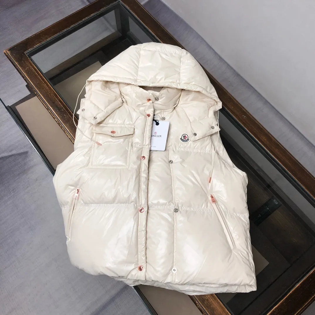 P900——————💛Women’s Moncler 25 autumn and winter latest product Pario women’s hooded down vest (hat🉑removable) Pario down vest cleverly uses shape and texture to show modern style. Made from functional super laque nylon fabric with a glossy finish. This hooded insulated piece features a double-snap closure for an asymmetrical shape. Trimmed with quilting in different sizes for a geometric feel. Color: black, off-white, rose red Size: 0-1-2 (SML)