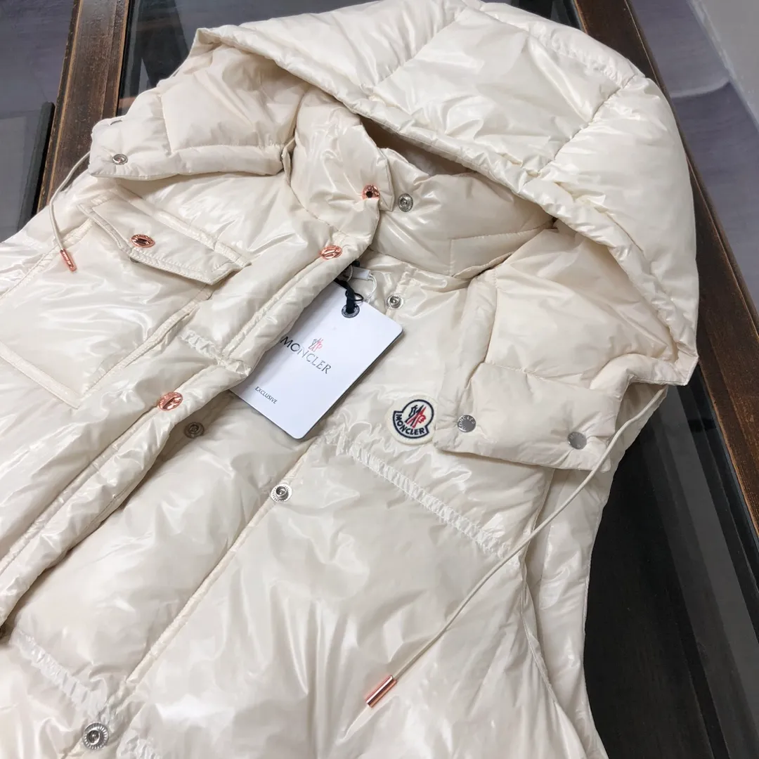 P900——————💛Women’s Moncler 25 autumn and winter latest product Pario women’s hooded down vest (hat🉑removable) Pario down vest cleverly uses shape and texture to show modern style. Made from functional super laque nylon fabric with a glossy finish. This hooded insulated piece features a double-snap closure for an asymmetrical shape. Trimmed with quilting in different sizes for a geometric feel. Color: black, off-white, rose red Size: 0-1-2 (SML)