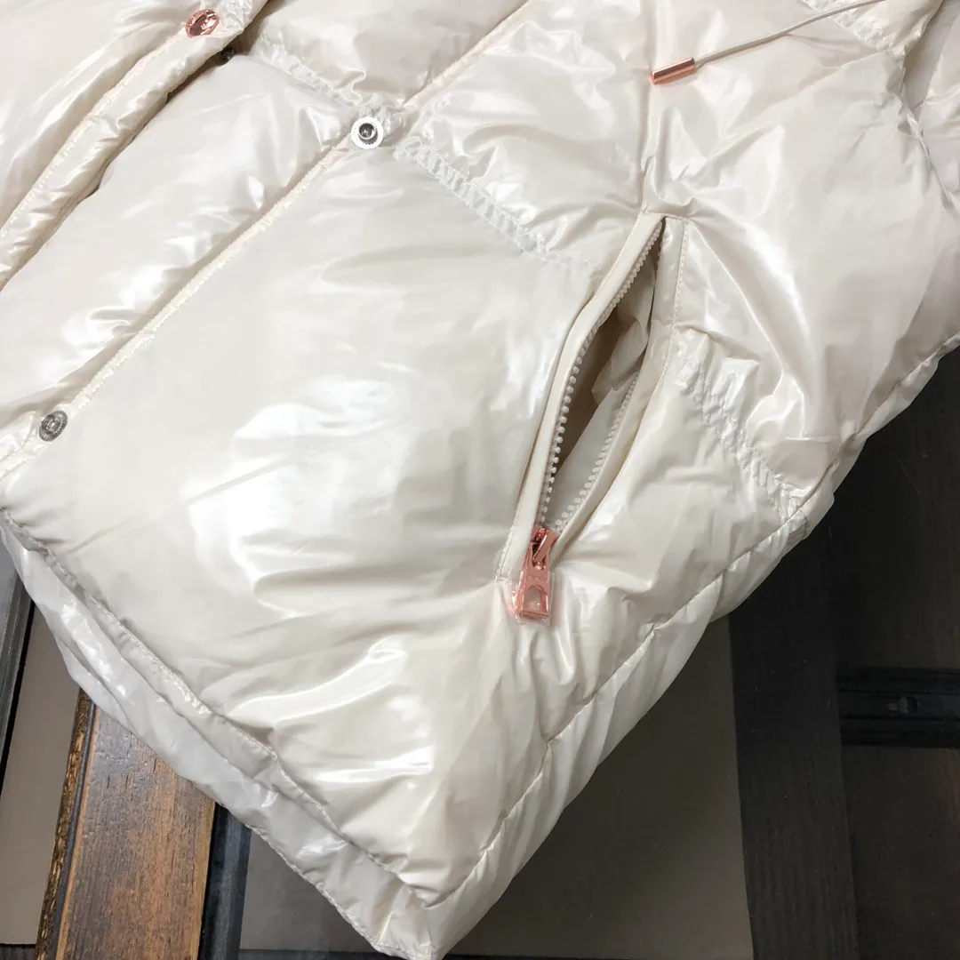P900——————💛Women’s Moncler 25 autumn and winter latest product Pario women’s hooded down vest (hat🉑removable) Pario down vest cleverly uses shape and texture to show modern style. Made from functional super laque nylon fabric with a glossy finish. This hooded insulated piece features a double-snap closure for an asymmetrical shape. Trimmed with quilting in different sizes for a geometric feel. Color: black, off-white, rose red Size: 0-1-2 (SML)