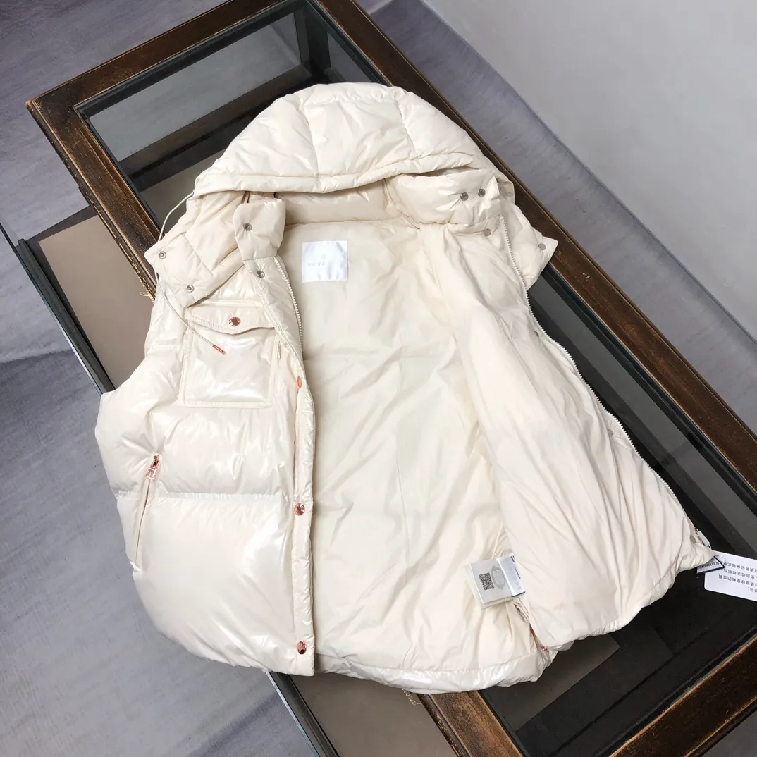 P900——————💛Women’s Moncler 25 autumn and winter latest product Pario women’s hooded down vest (hat🉑removable) Pario down vest cleverly uses shape and texture to show modern style. Made from functional super laque nylon fabric with a glossy finish. This hooded insulated piece features a double-snap closure for an asymmetrical shape. Trimmed with quilting in different sizes for a geometric feel. Color: black, off-white, rose red Size: 0-1-2 (SML)