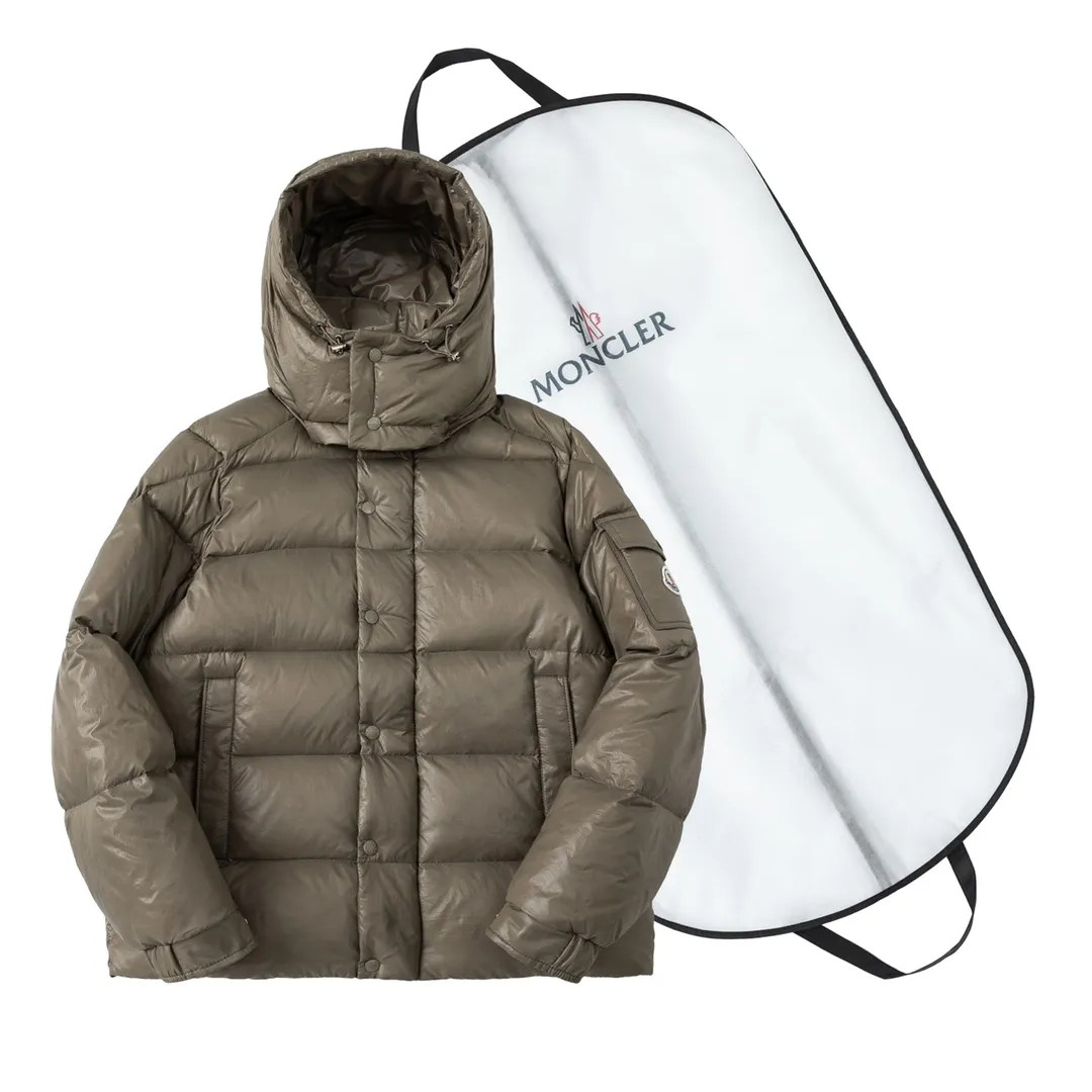 P720 with dust bag) Moncler/Moncler 23FW Maya 70th Anniversary Limited Down Jacket Moncler Maya classic shiny small label down jacket, the pockets on the cuffs are a perfect combination with the 70-week wool felt small label, the hood is removable. The fabric is customized to be the same as the original. The lacquered shiny fabric is the same as the original. It is filled with 90 white duck down, and the down filling is up to 400g. It has excellent thermal insulation effect and is a must-have in cold areas. Customized original accessories, complete with three labels, molded custom logo buttons Color: Black White Brown SIZE: 1 2 3 4 5