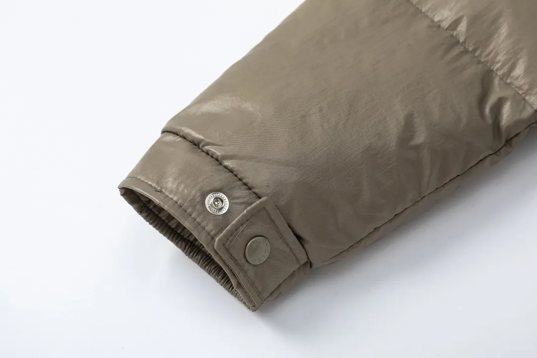 P720 with dust bag) Moncler/Moncler 23FW Maya 70th Anniversary Limited Down Jacket Moncler Maya classic shiny small label down jacket, the pockets on the cuffs are a perfect combination with the 70-week wool felt small label, the hood is removable. The fabric is customized to be the same as the original. The lacquered shiny fabric is the same as the original. It is filled with 90 white duck down, and the down filling is up to 400g. It has excellent thermal insulation effect and is a must-have in cold areas. Customized original accessories, complete with three labels, molded custom logo buttons Color: Black White Brown SIZE: 1 2 3 4 5