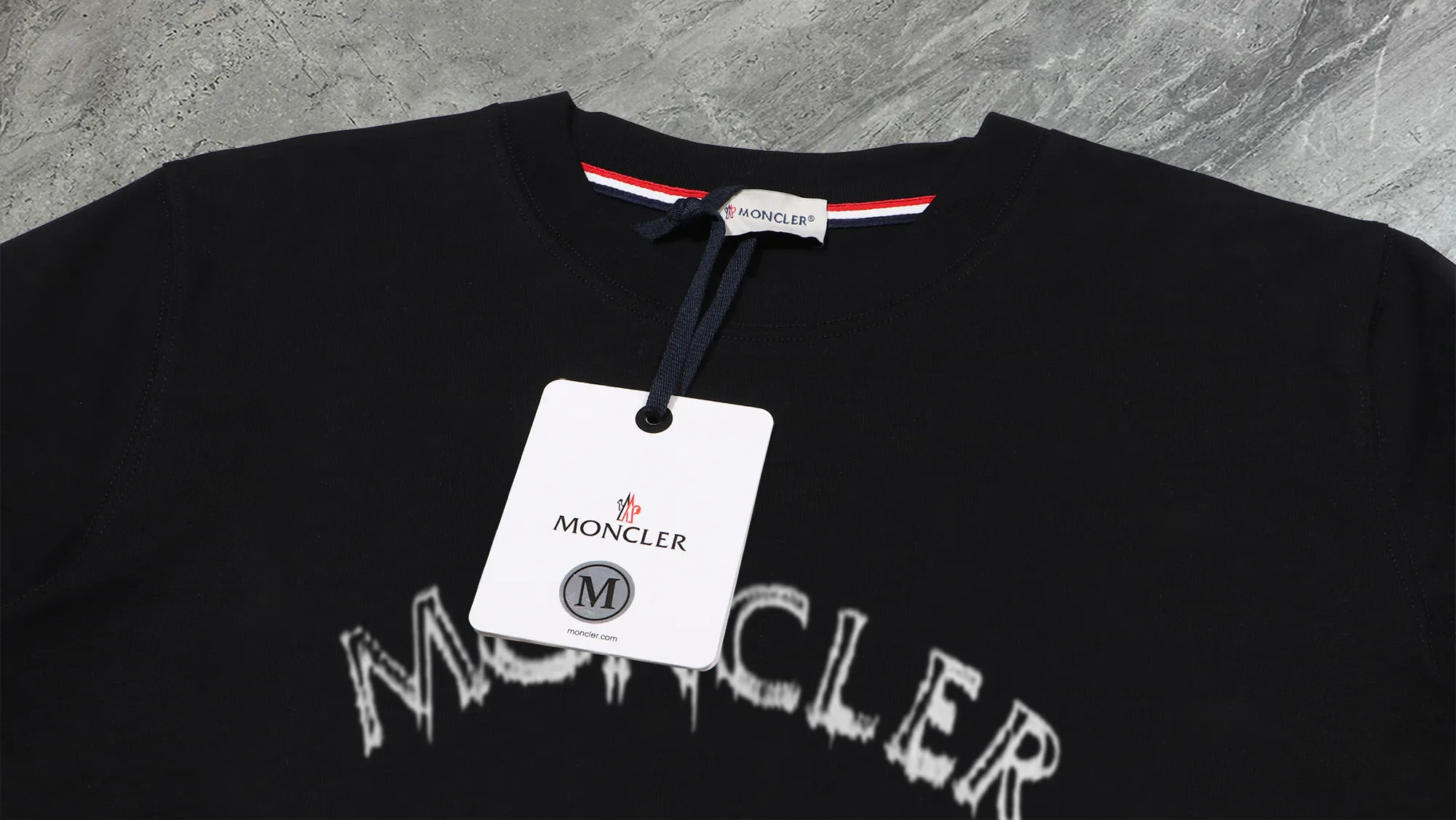 P210 High-version sweatshirt) [Long-term stock] 〖𝐌𝐎𝐍𝐂𝐋𝐄𝐑~Mask〗 Made of 440g heavy-weight fabric. It is different from the market currency. It can be matched with any variety and is properly handsome. 😎The whole dress is made of double waistcoats. The double waistcoats make the whole dress more three-dimensional. Not ordinary factories can do such fine work. 2025 Spring runway version of the T stage, on sale at the counter, round neck terry sweatshirt, high-end double-strand pure cotton, custom-made stretch ribs, dyed in the same vat, complete with three standards, matched with exquisite embroidered LOGO on the chest, simple and advanced, same style for men and women. Color: black, apricot, white, size: S M L XL 2XL