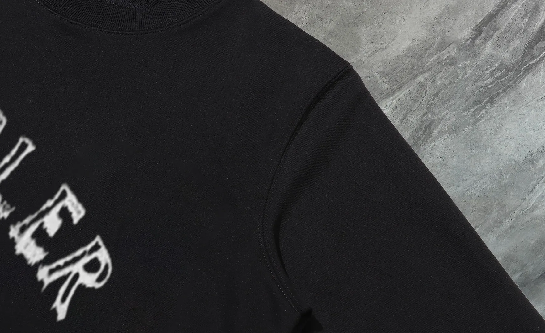 P210 High-version sweatshirt) [Long-term stock] 〖𝐌𝐎𝐍𝐂𝐋𝐄𝐑~Mask〗 Made of 440g heavy-weight fabric. It is different from the market currency. It can be matched with any variety and is properly handsome. 😎The whole dress is made of double waistcoats. The double waistcoats make the whole dress more three-dimensional. Not ordinary factories can do such fine work. 2025 Spring runway version of the T stage, on sale at the counter, round neck terry sweatshirt, high-end double-strand pure cotton, custom-made stretch ribs, dyed in the same vat, complete with three standards, matched with exquisite embroidered LOGO on the chest, simple and advanced, same style for men and women. Color: black, apricot, white, size: S M L XL 2XL